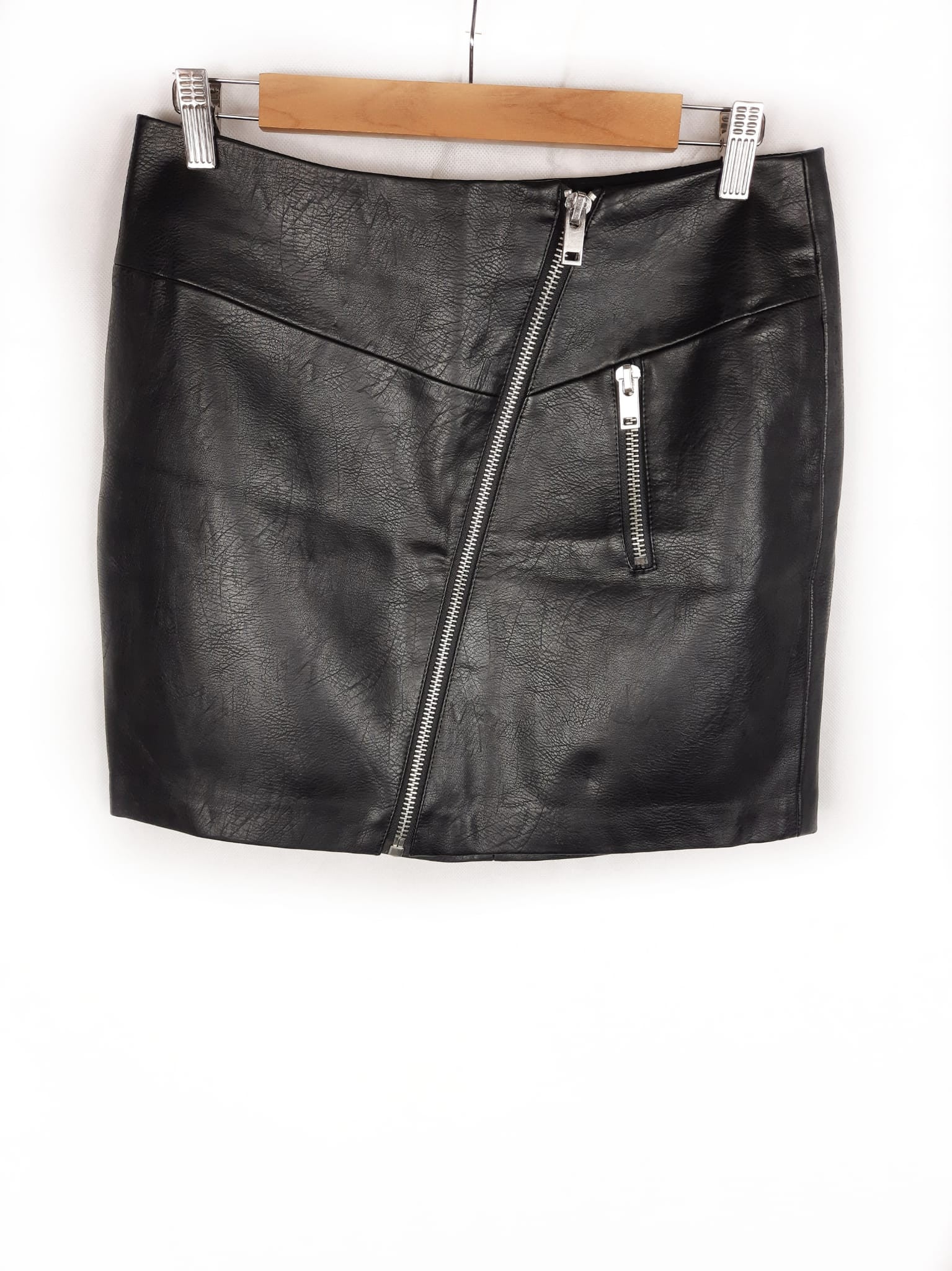 STRADIVARIUS.Falda corta polipiel T.42