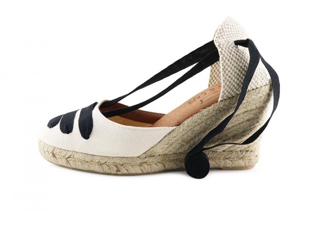 Sandalia de esparto cerrada en color crudo con cintas negras Pepa Y Cris