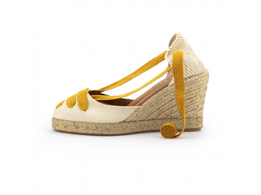 Sandalia cuña de esparto cerrada en crudo/mostaza con cintas Pepa&Cris