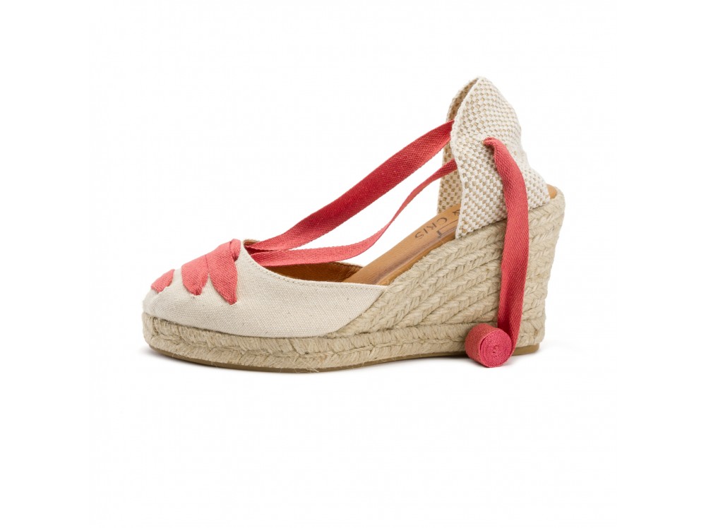 Sandalia cuña de esparto cerrada en crudo/coral con cintas Pepa&Cris