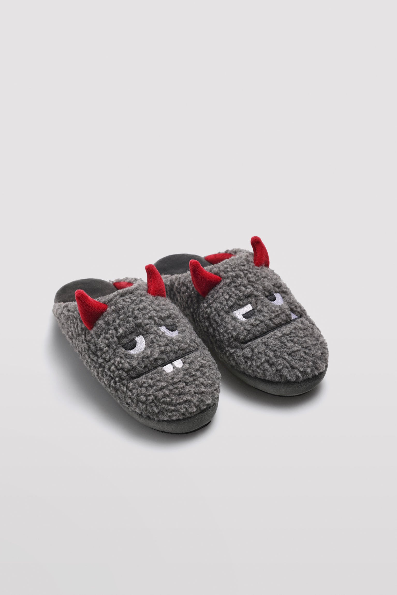 Zapatillas de casa diseño monstruo gris