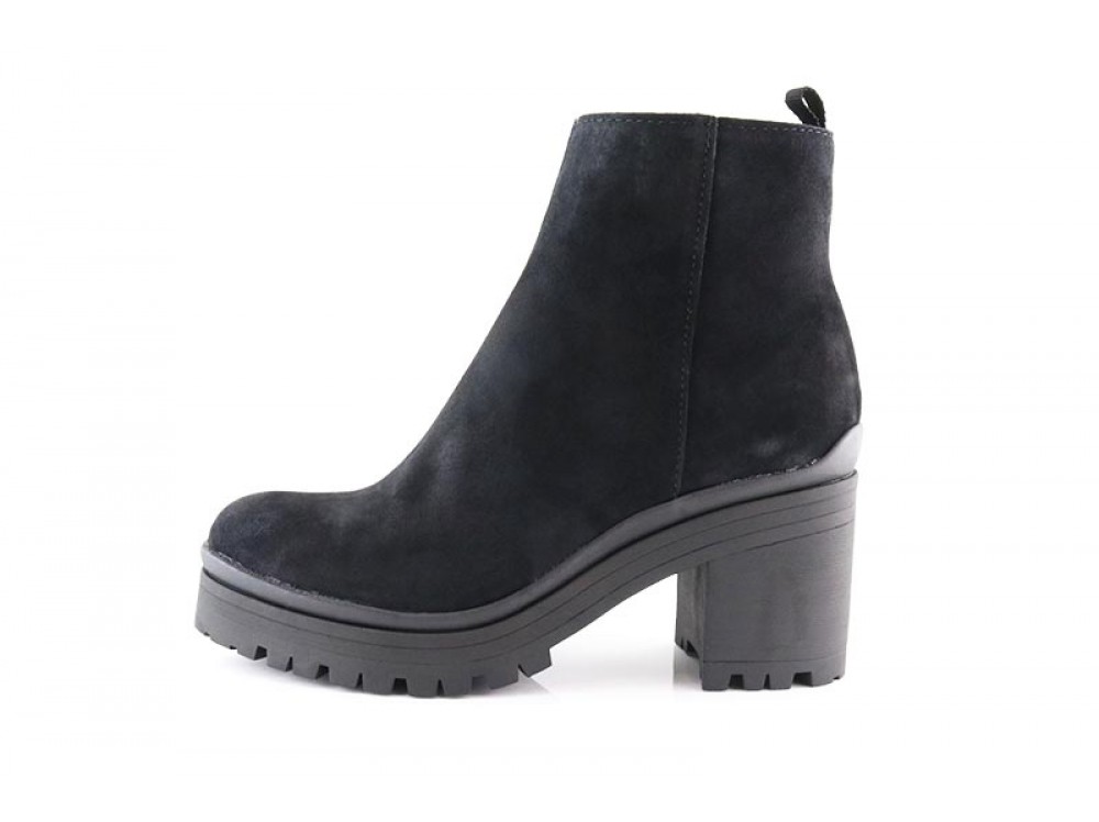 Botín ante negro con plataforma y tacón Alpe 4510