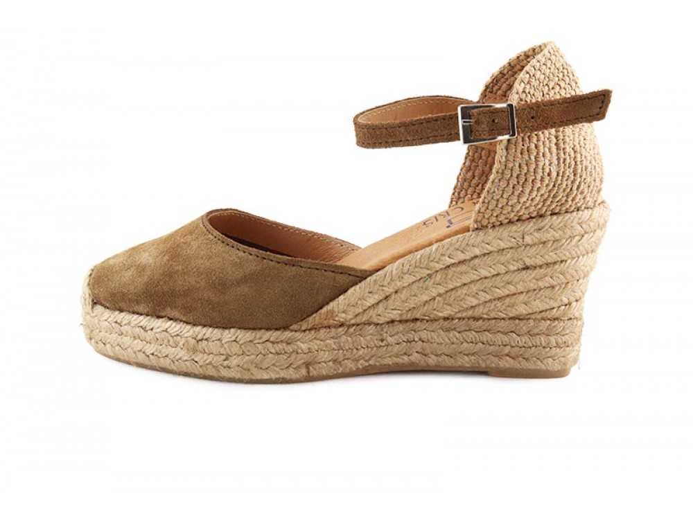 Sandalia cerrada en ante roble con cuña de esparto Pepa y Cris