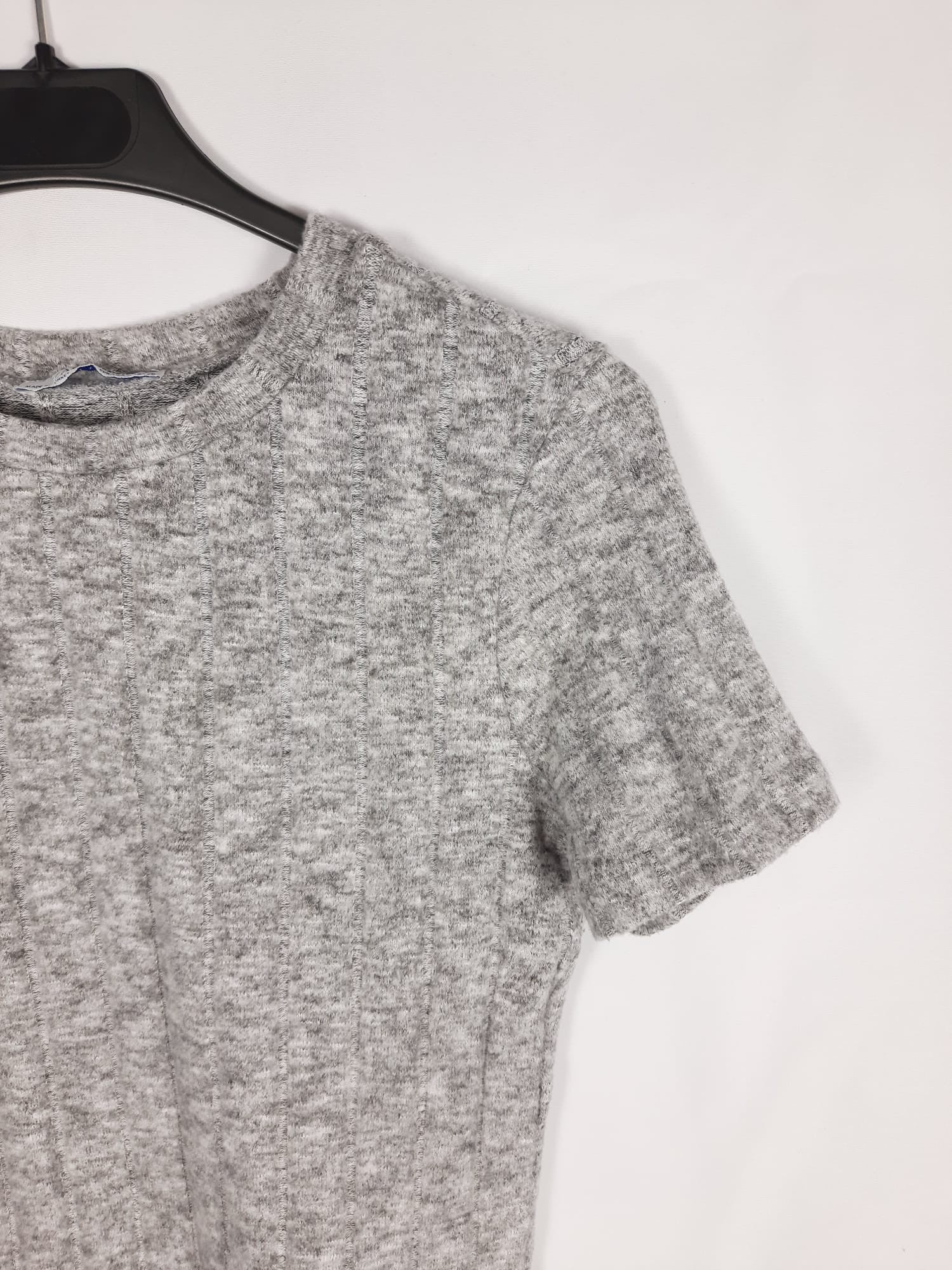 ZARA. camiseta gris canalé textura T.s