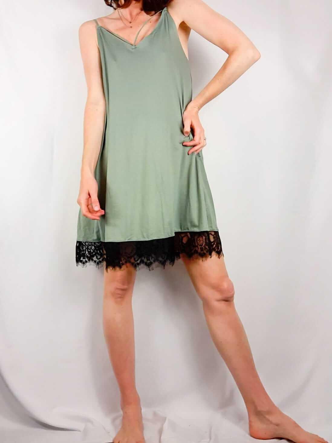 PULL&BEAR. Vestido corto de tirantes verde lencero T.s