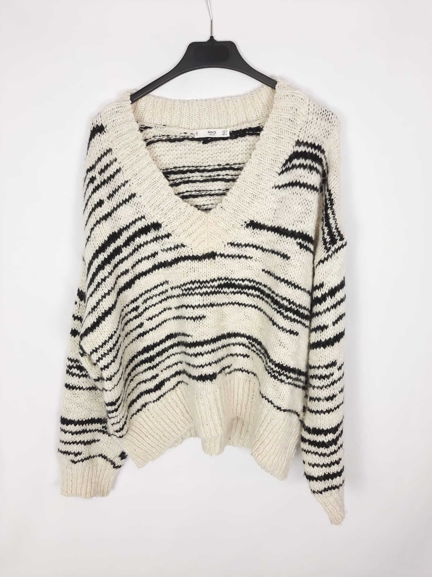 MANGO. Jersey crudo con detalles de rallas negras T.m