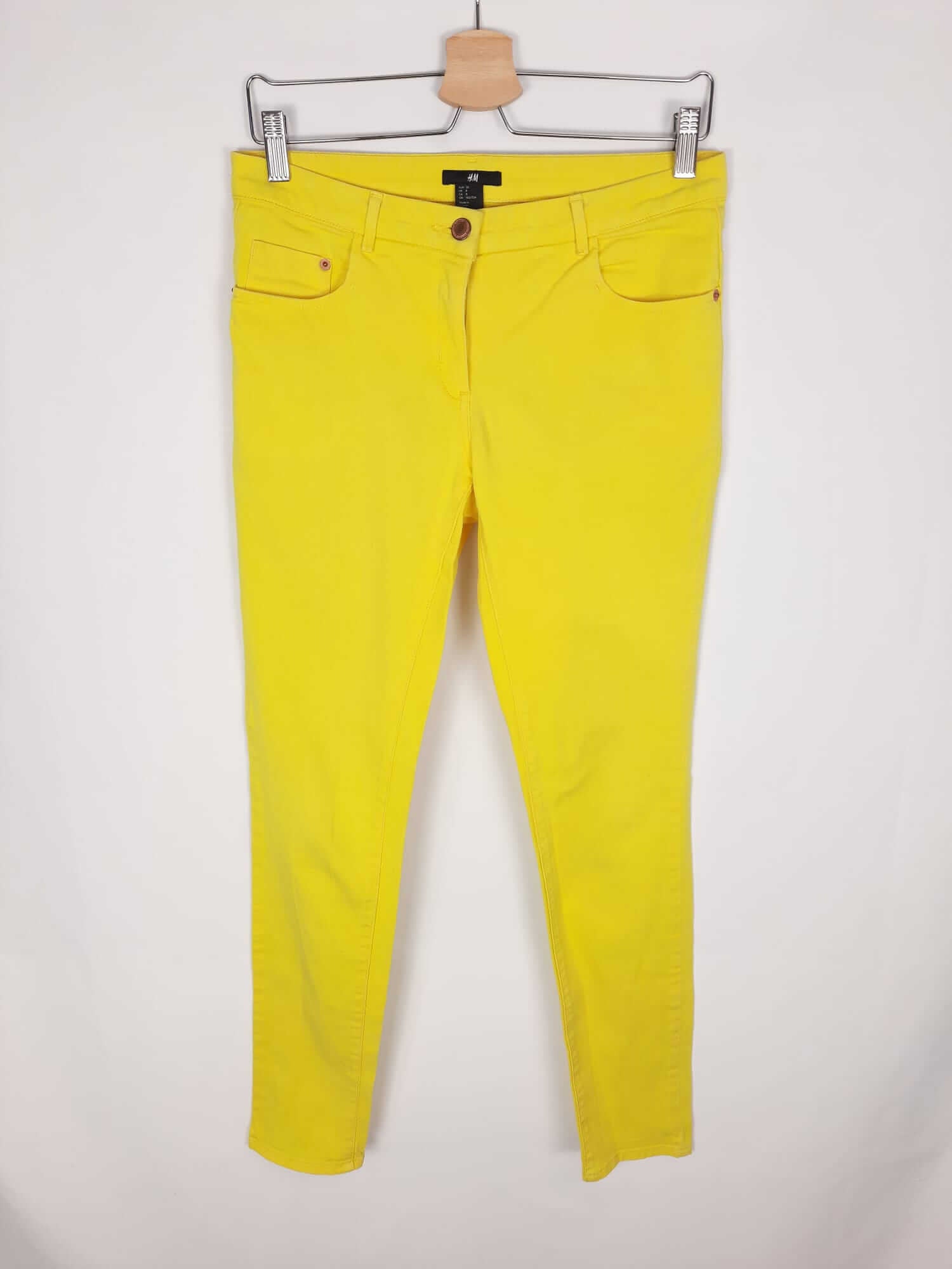 H&M. Pantalon pitillo amarillo T. 38