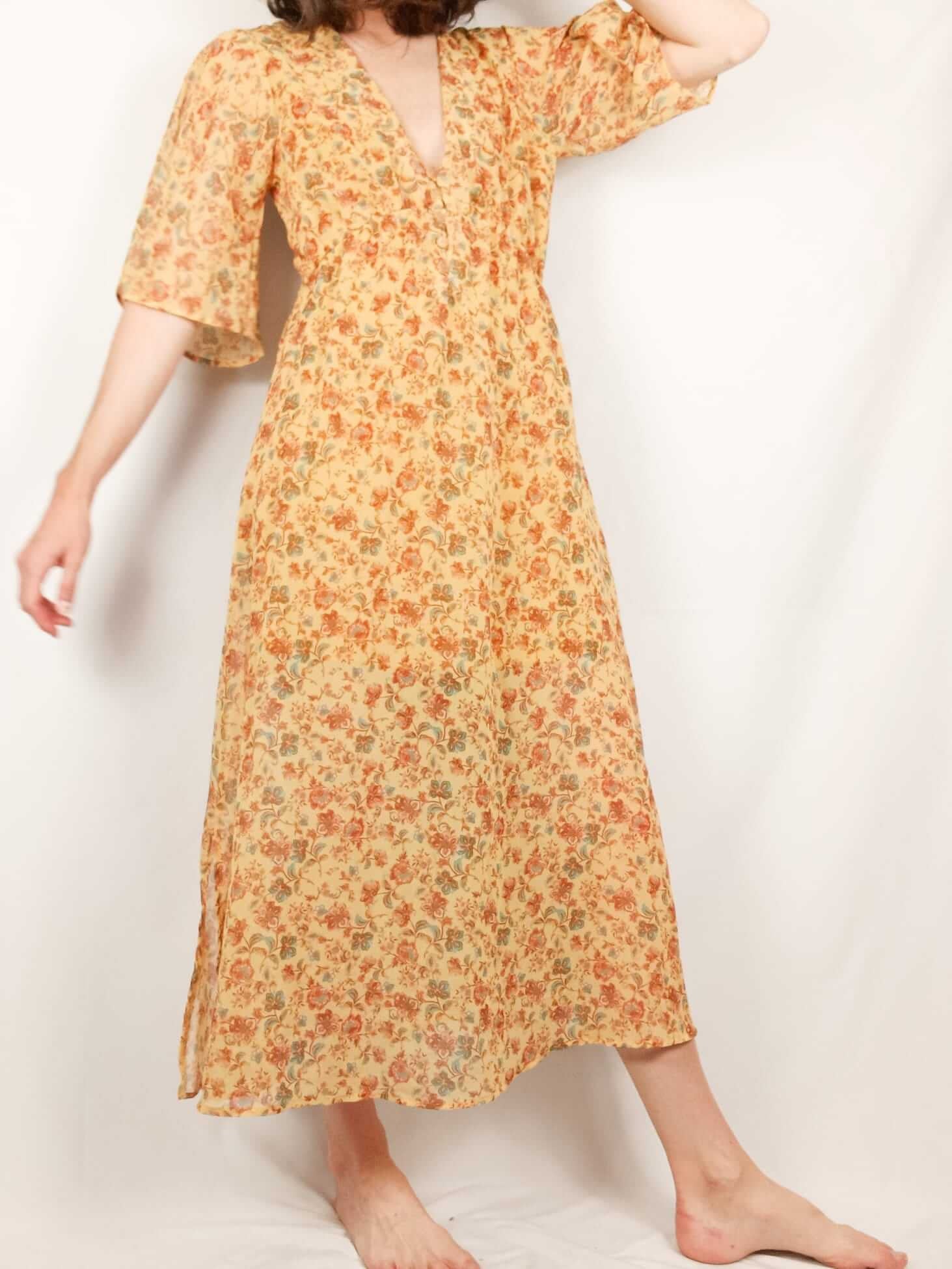 PULL&BEAR. Vestido mostaza estampado flores T. m