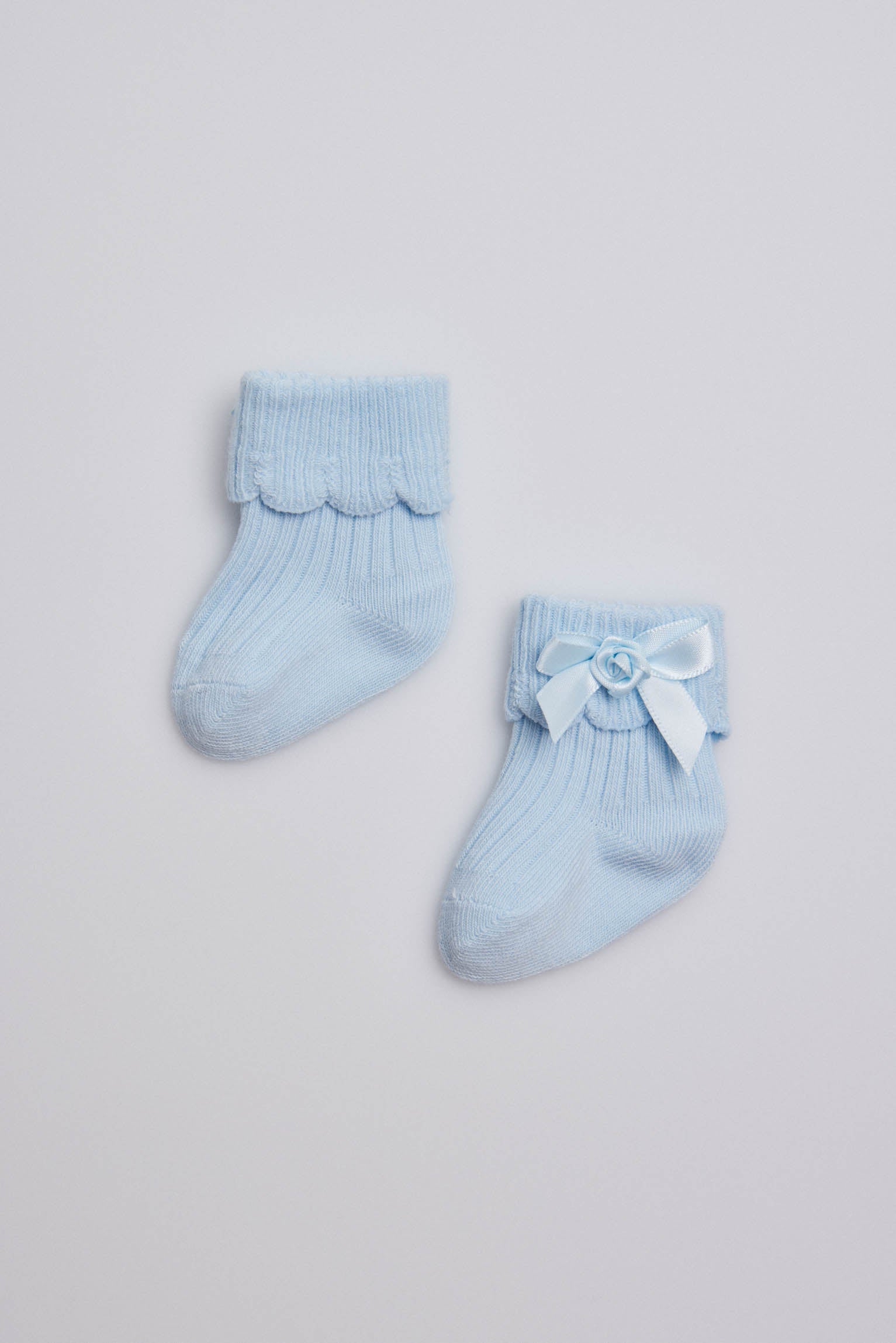 Calcetines canalé con lazo recién nacido celeste