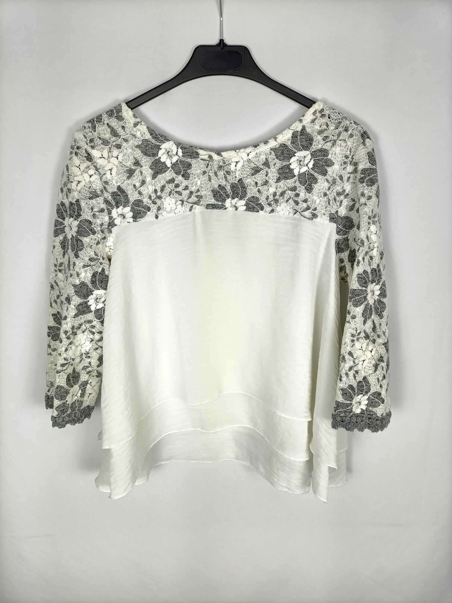 NKN. Blusa blanca con detalles encaje T.u(l)
