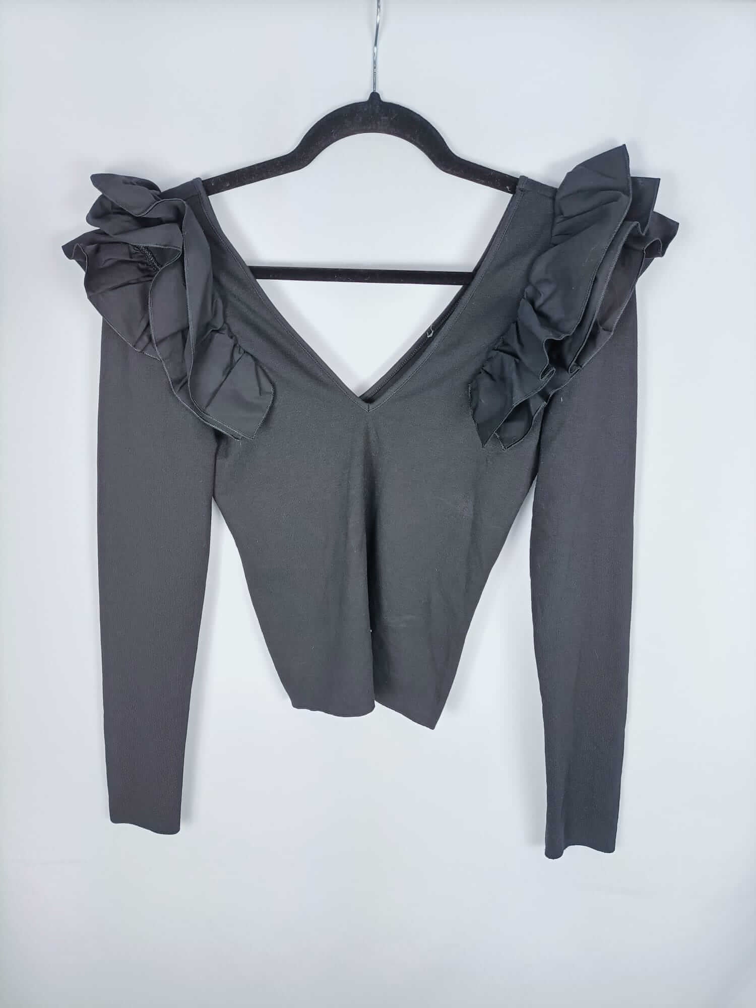 OTRAS. Top negro con volantes en hombros T. m