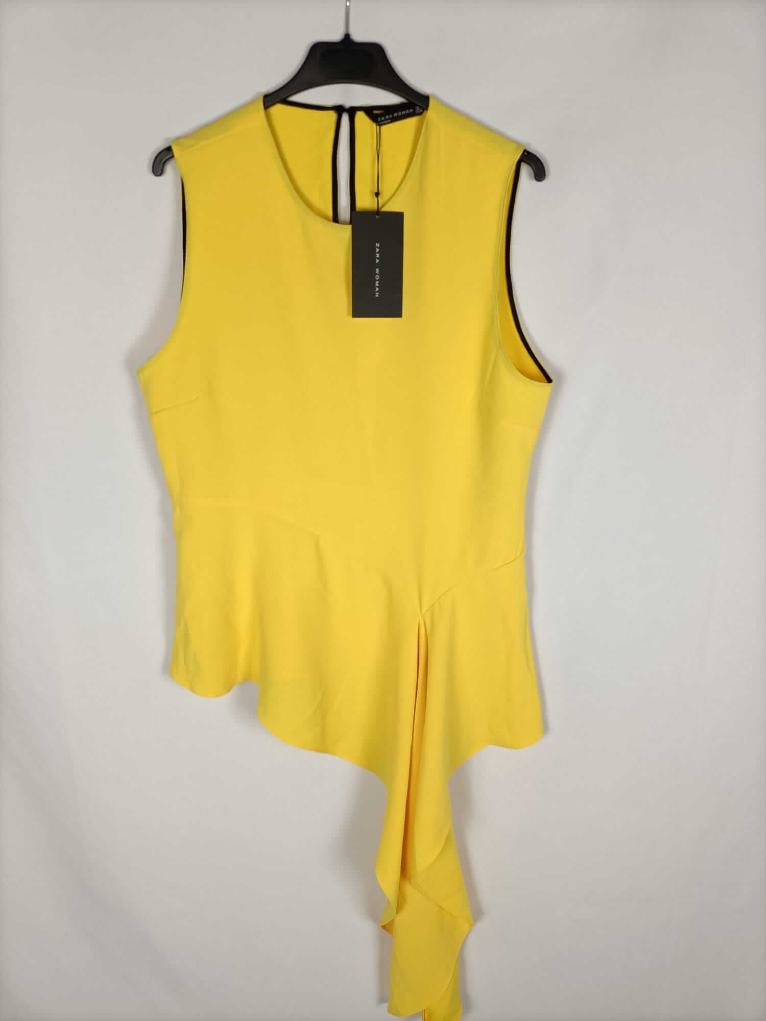 ZARA. Top amarillo asimétrico T.l