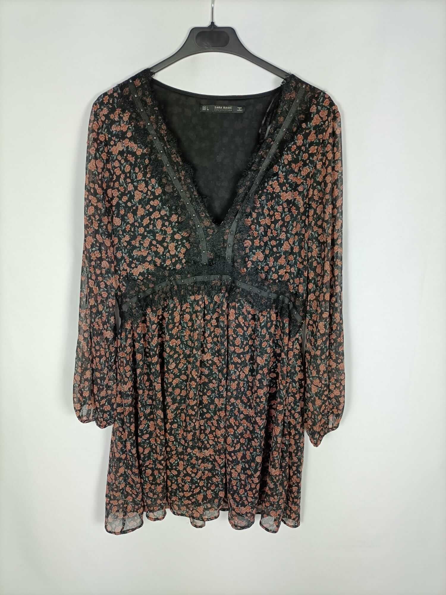 ZARA. Vestido corto flores y encaje T.l