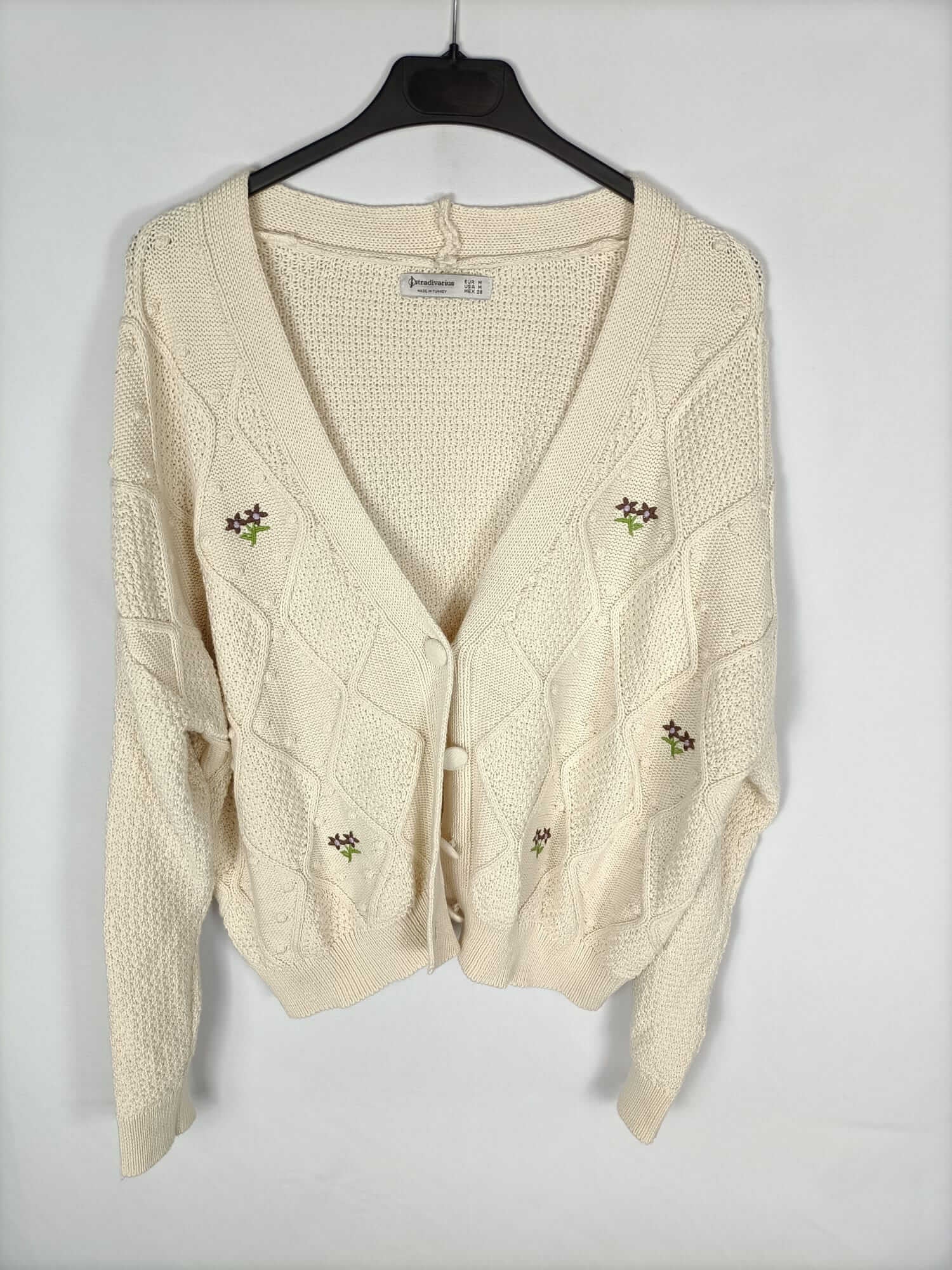 STRADIVARIUS. Jersey beige detalle bordados T.m