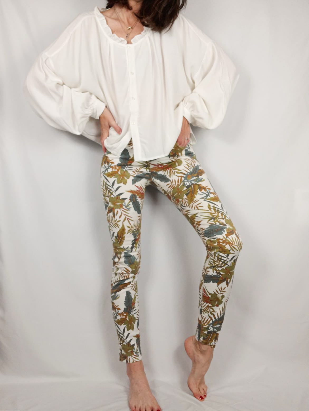 ZARA. Pantalones hojas T.36