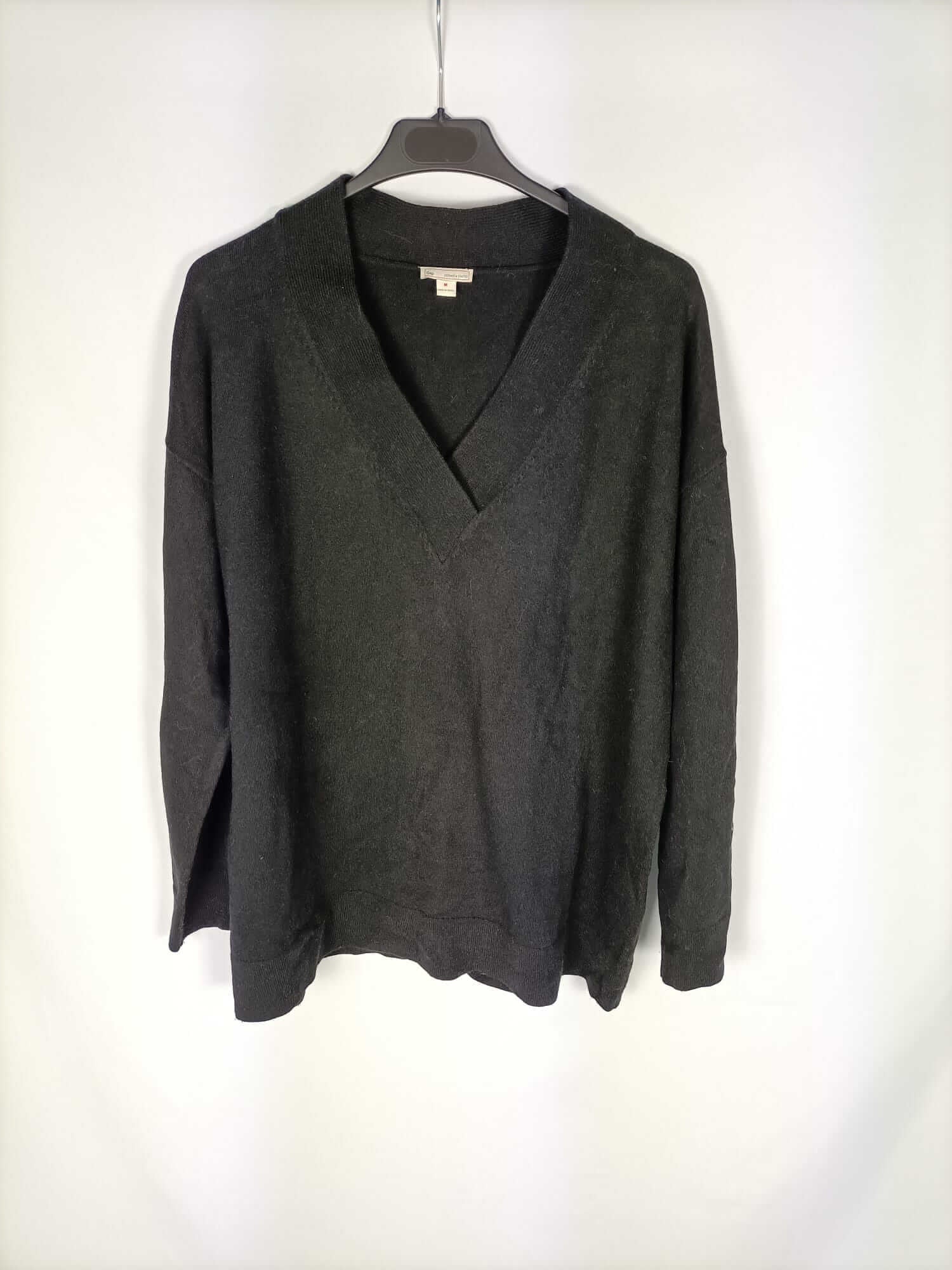 GAP.Jersey negro cuello pico T.m