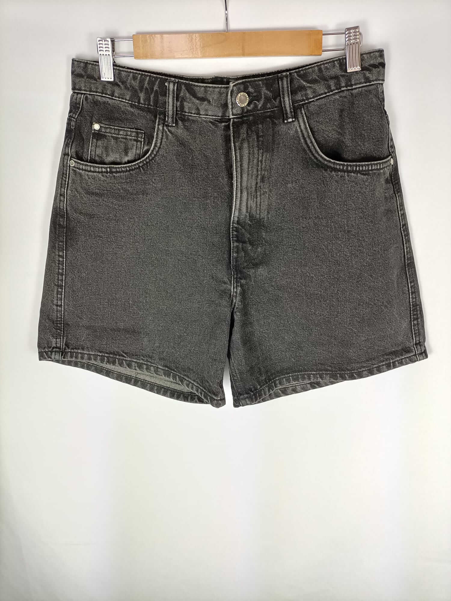 ZARA.Shorts negros denim T.38