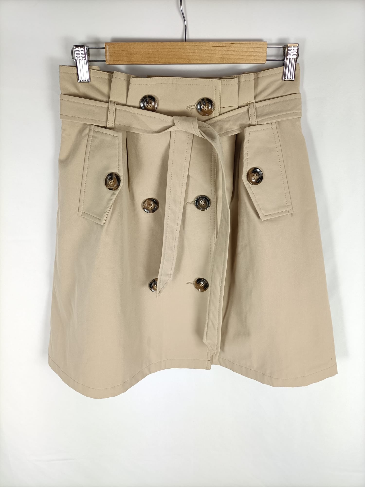 TRENDY. Falda corta botones beige T.s