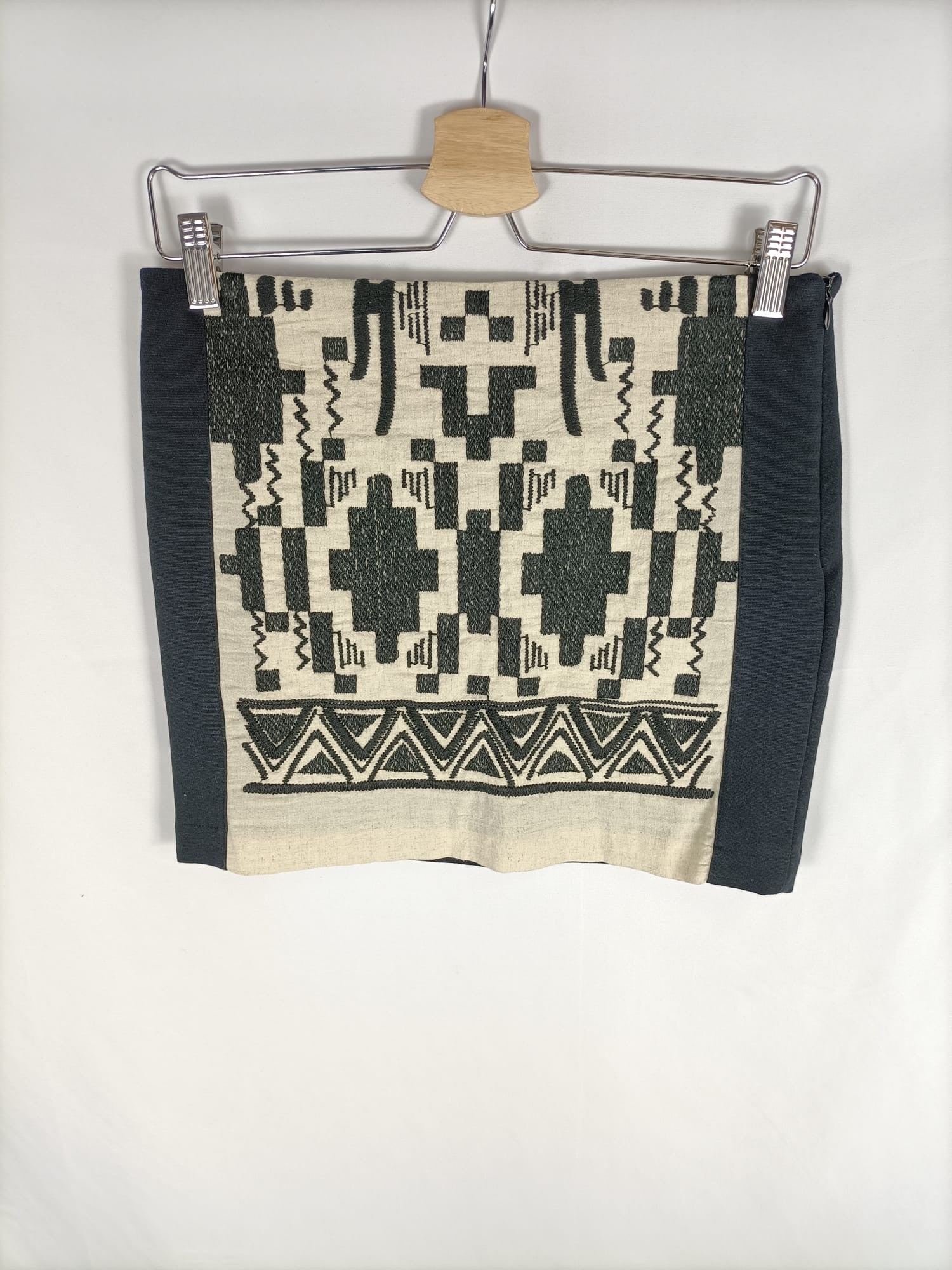 ZARA. Falda negra estampado étnico beige T.m