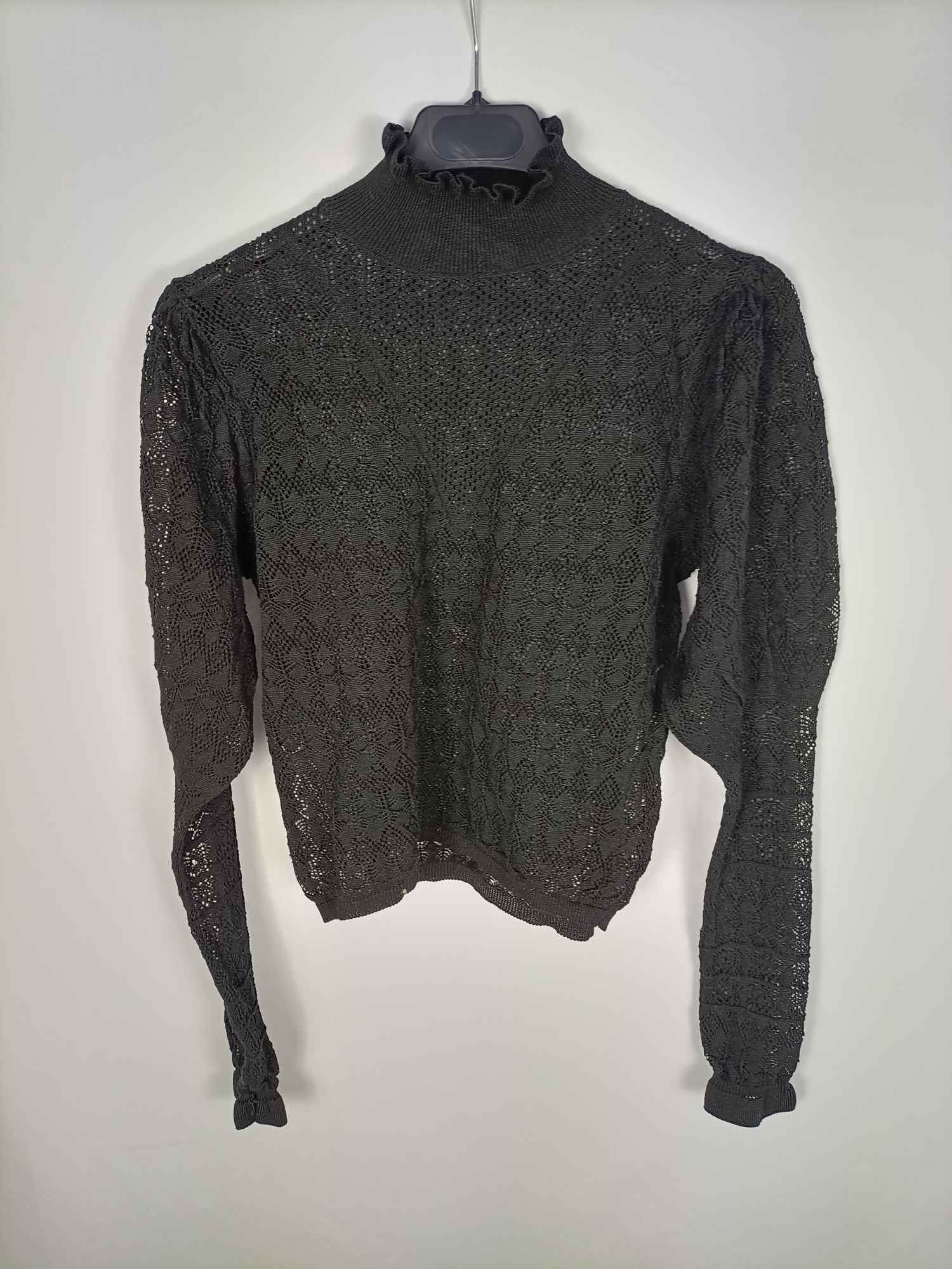 ZARA. Top negro croché T.s