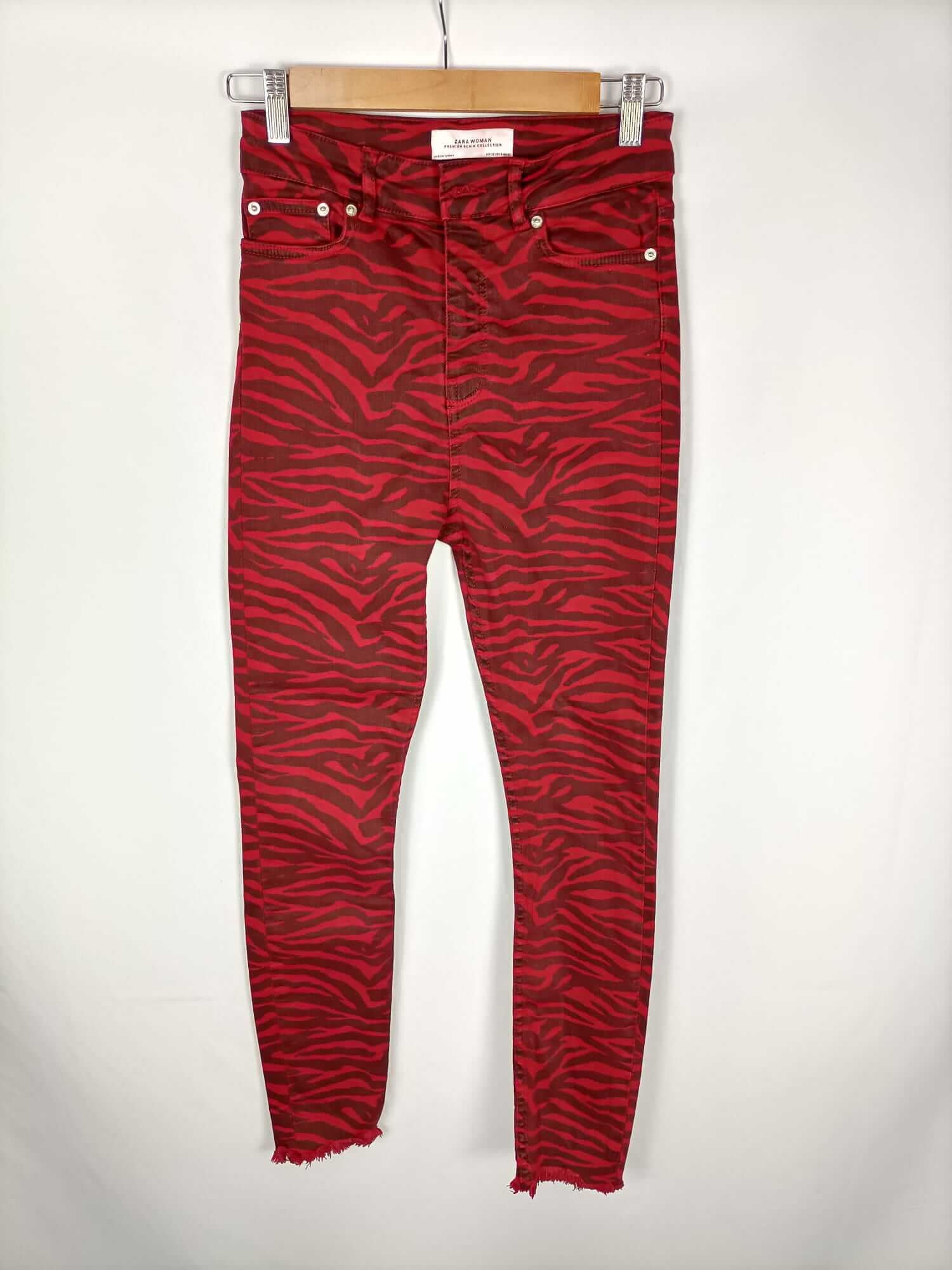 ZARA. Pantalón cebra rojo T.36