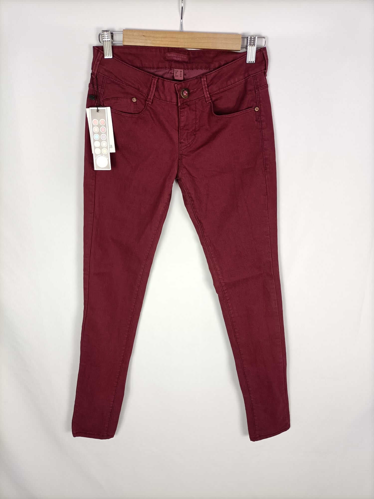BERSHKA.Pantalones pitillo burdeos T.36