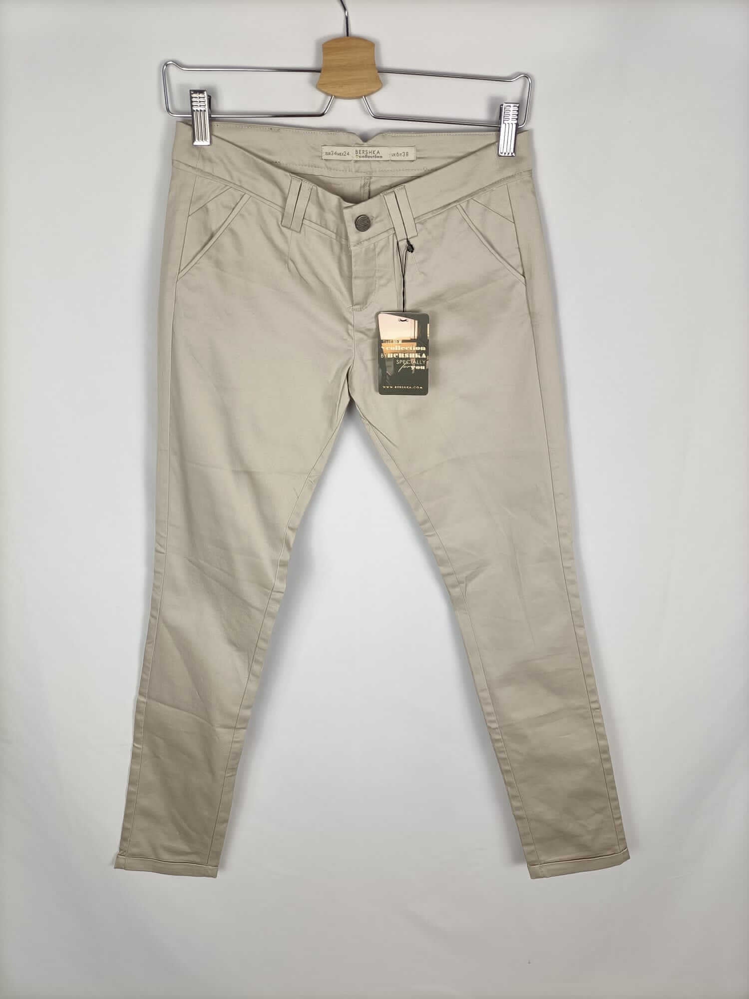 BERSHKA.Pantalones beige T.34