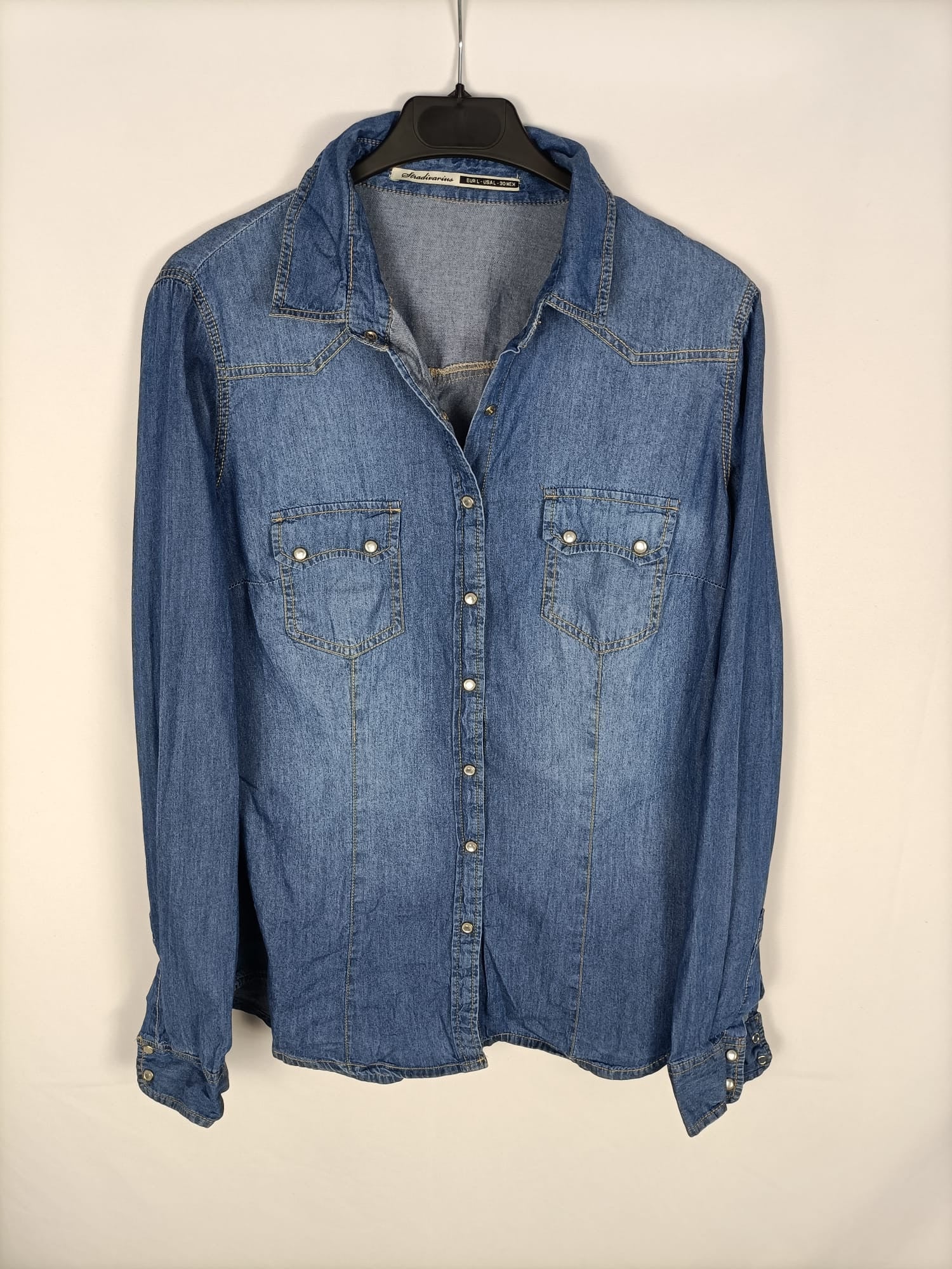 STRADIVARIUS.Camisa denim fina T.L
