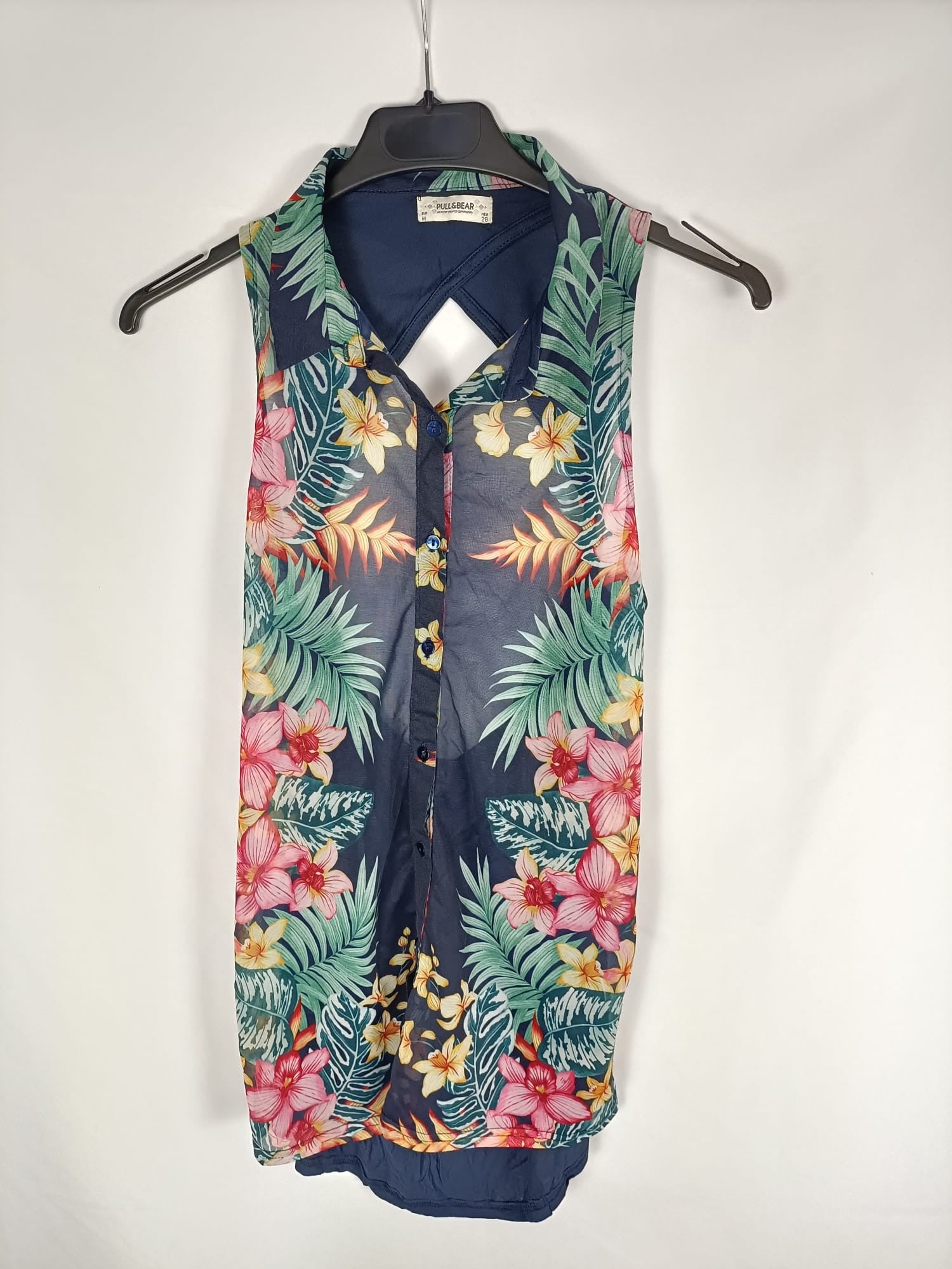 PULL&BEAR.Blusa azul flores T.m
