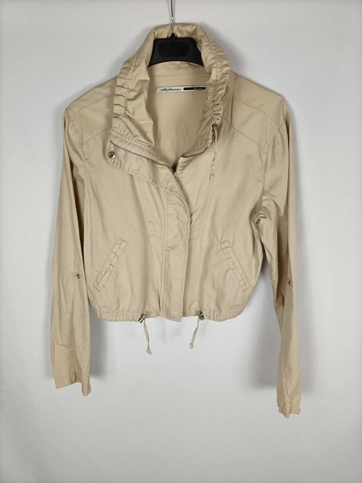 STRADIVARIUS.Cazadora finita beige cremallera T.m