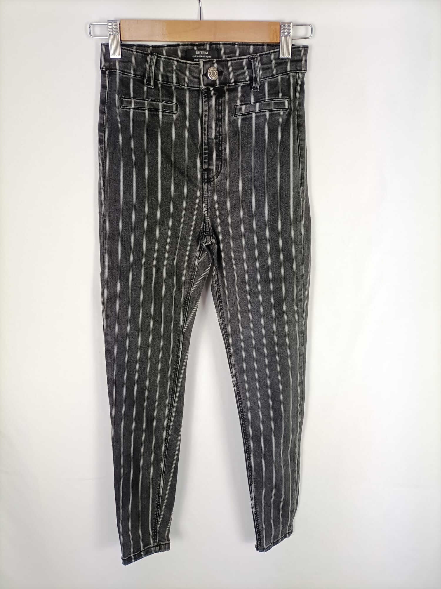 BERSHKA.Pantalones grises rayas blancas T.34
