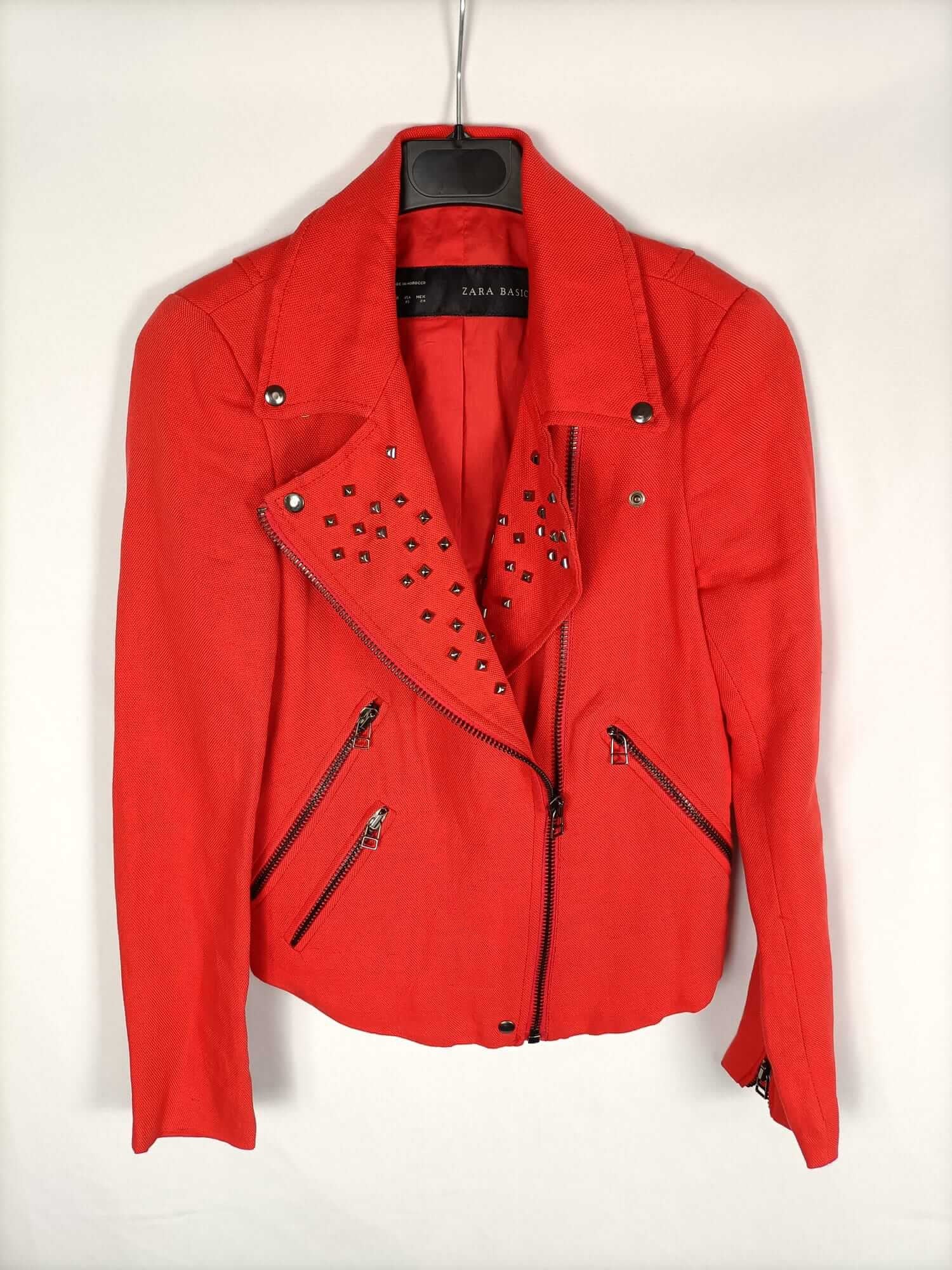ZARA. Cazadora roja tachuelas T.xs