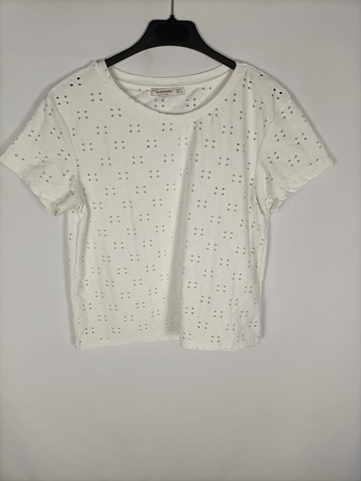 STRADIVARIUS. Camiseta troquelada T.l