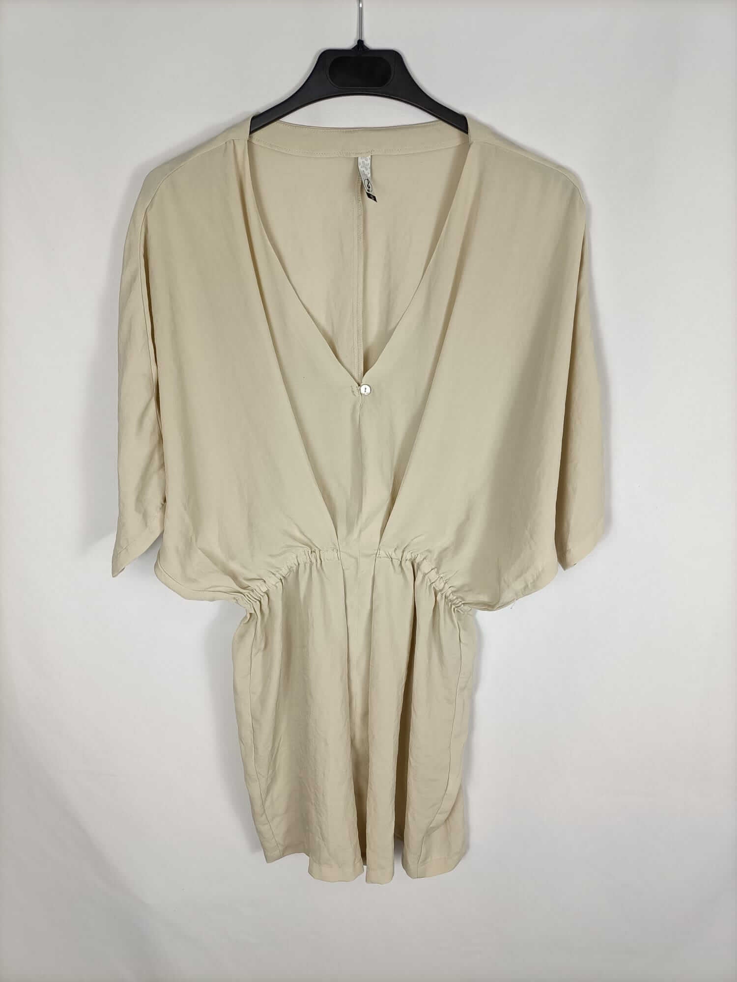 STRADIVARIUS. Vestido corto beige T.s