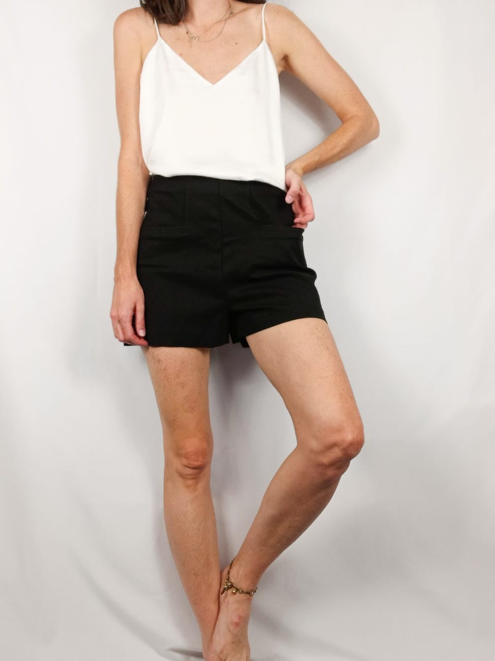 ZARA. Pantalón corto negro T.m