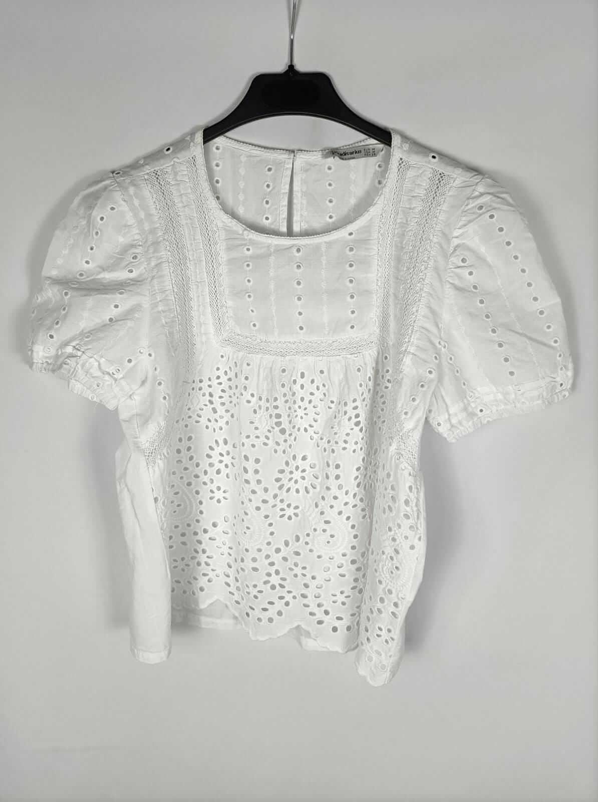 STRADIAVARIUS. Blusa blanca troquelada T.m