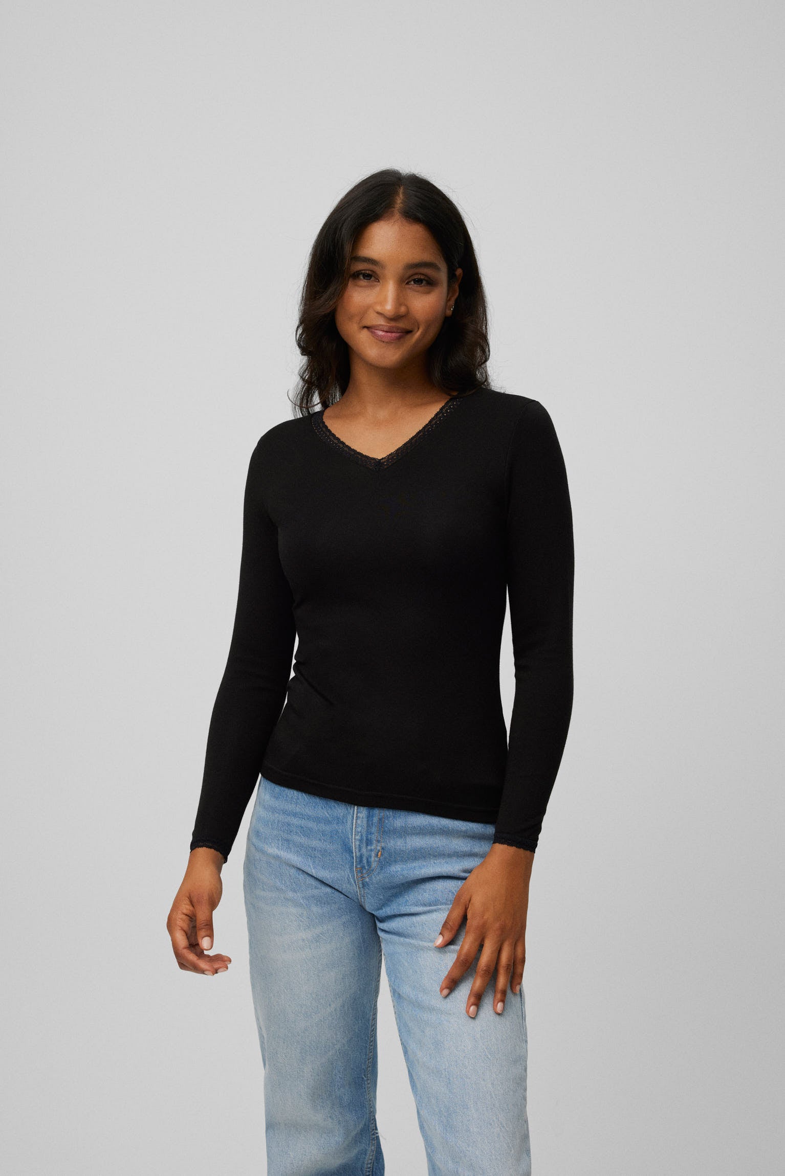 Camiseta térmica control de temperatura detalle encaje manga larga negro