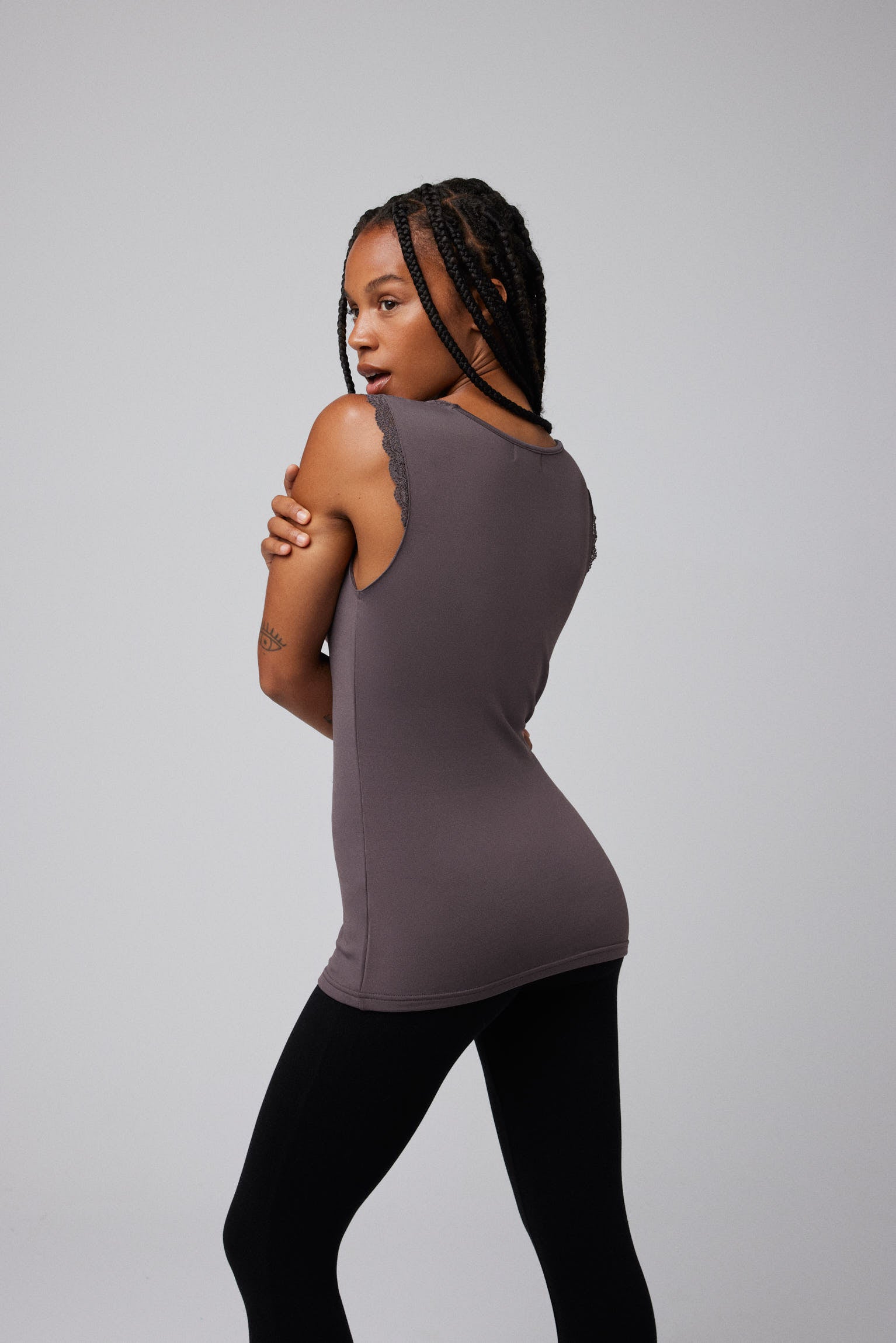 Camiseta térmica sin mangas detalle encaje gris