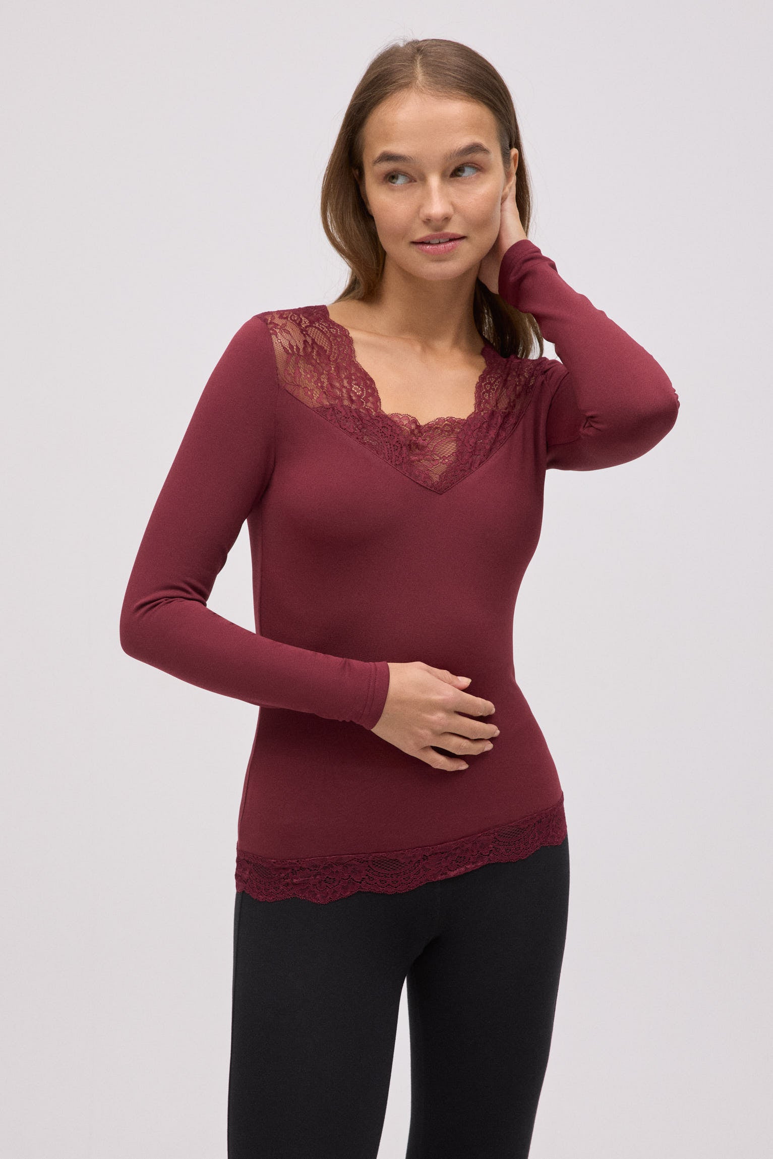 Camiseta térmica cuello pico con encaje granate