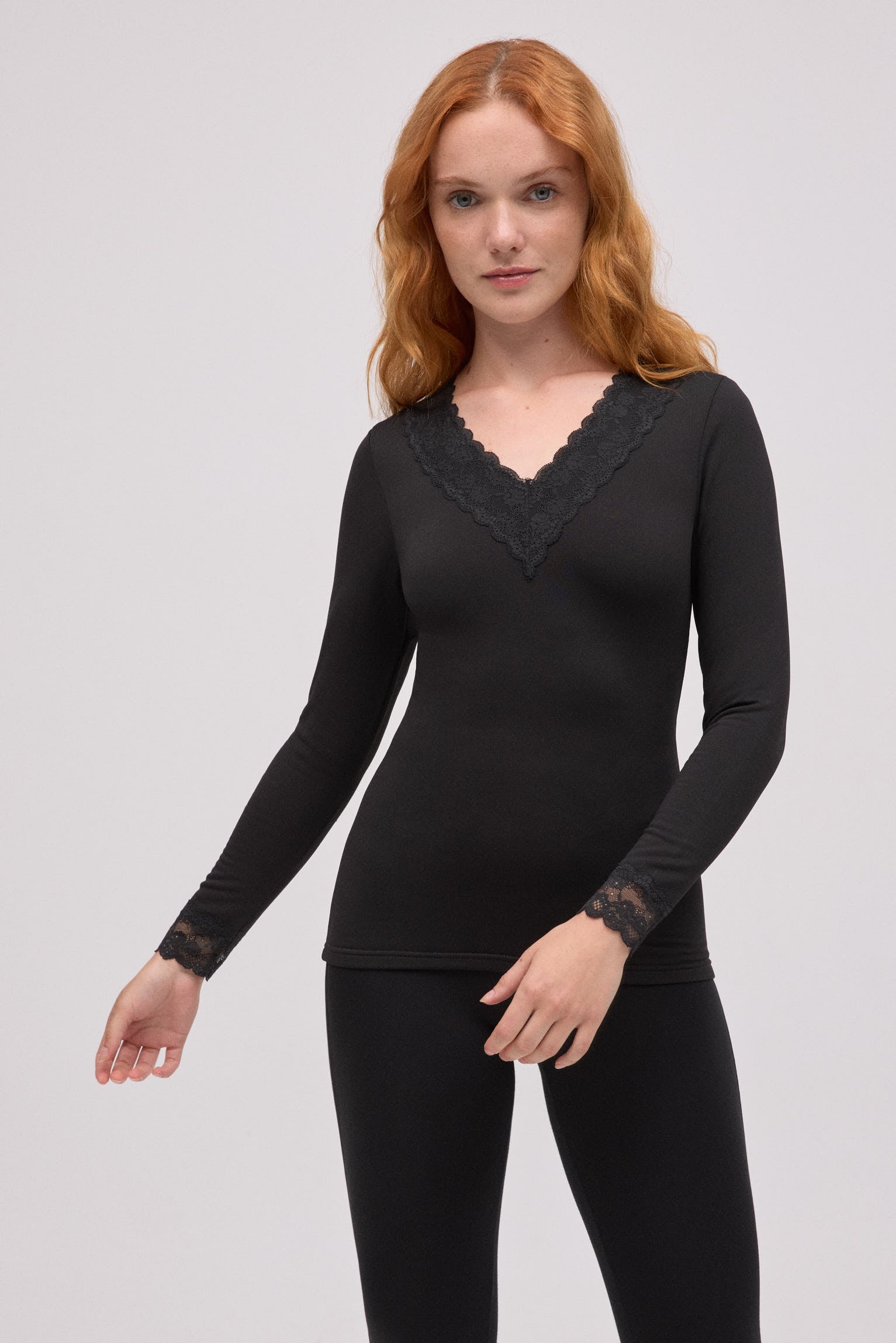 Camiseta térmica cuello pico detalles encaje negro