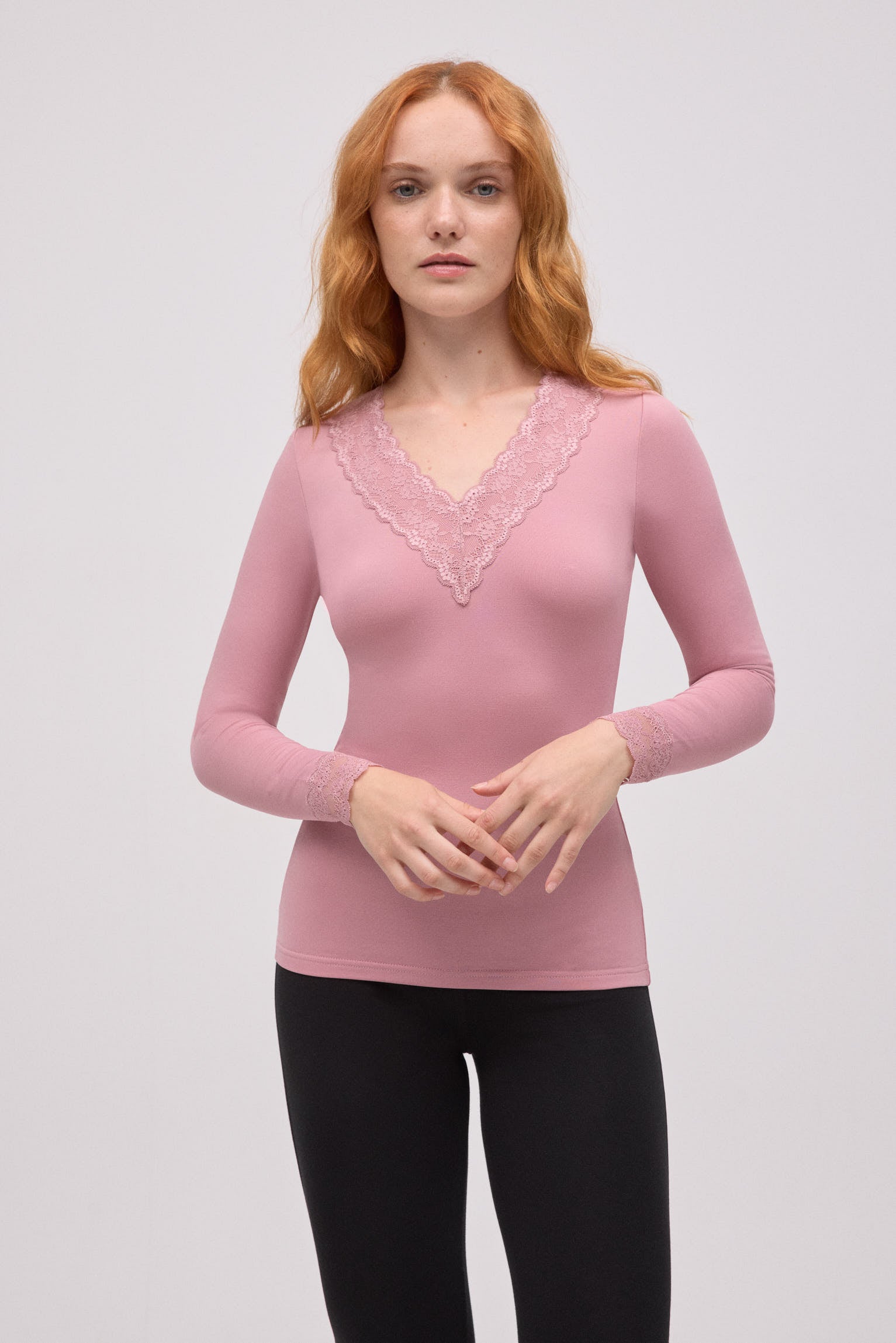 Camiseta térmica cuello pico detalles encaje rosa