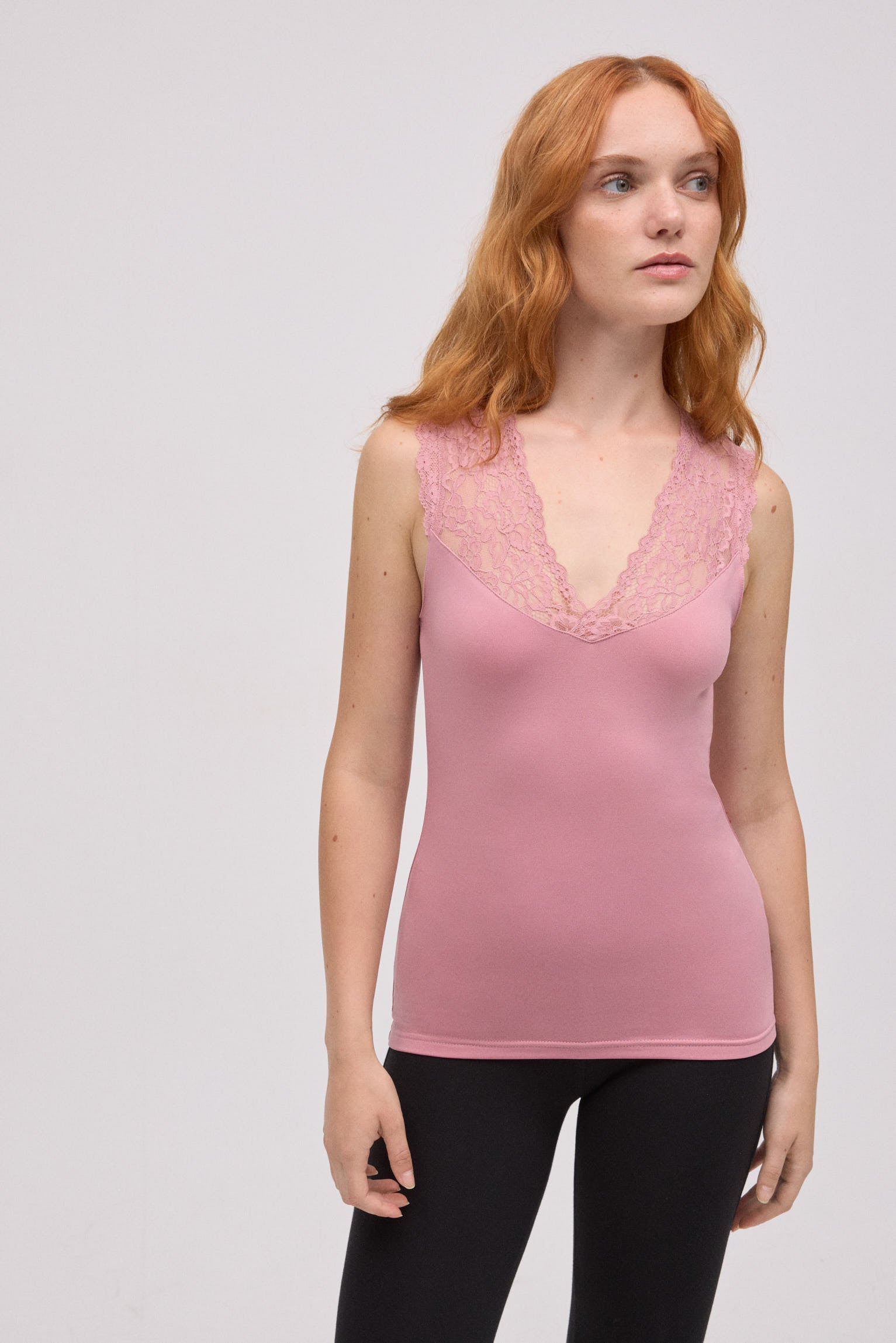 Camiseta térmica tirantes cuello pico detalles de encaje rosa
