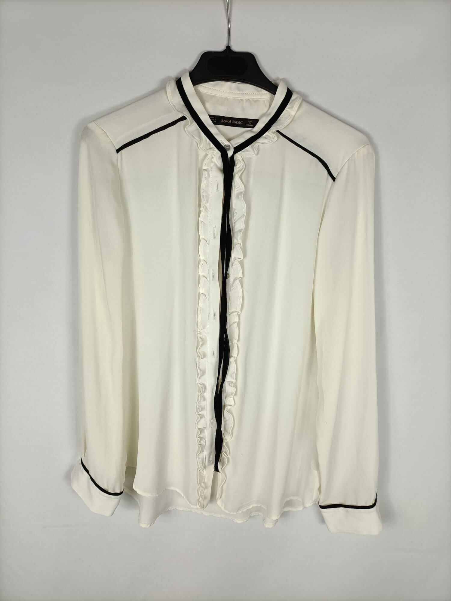 ZARA. Blusa blanca detalles negros T.m