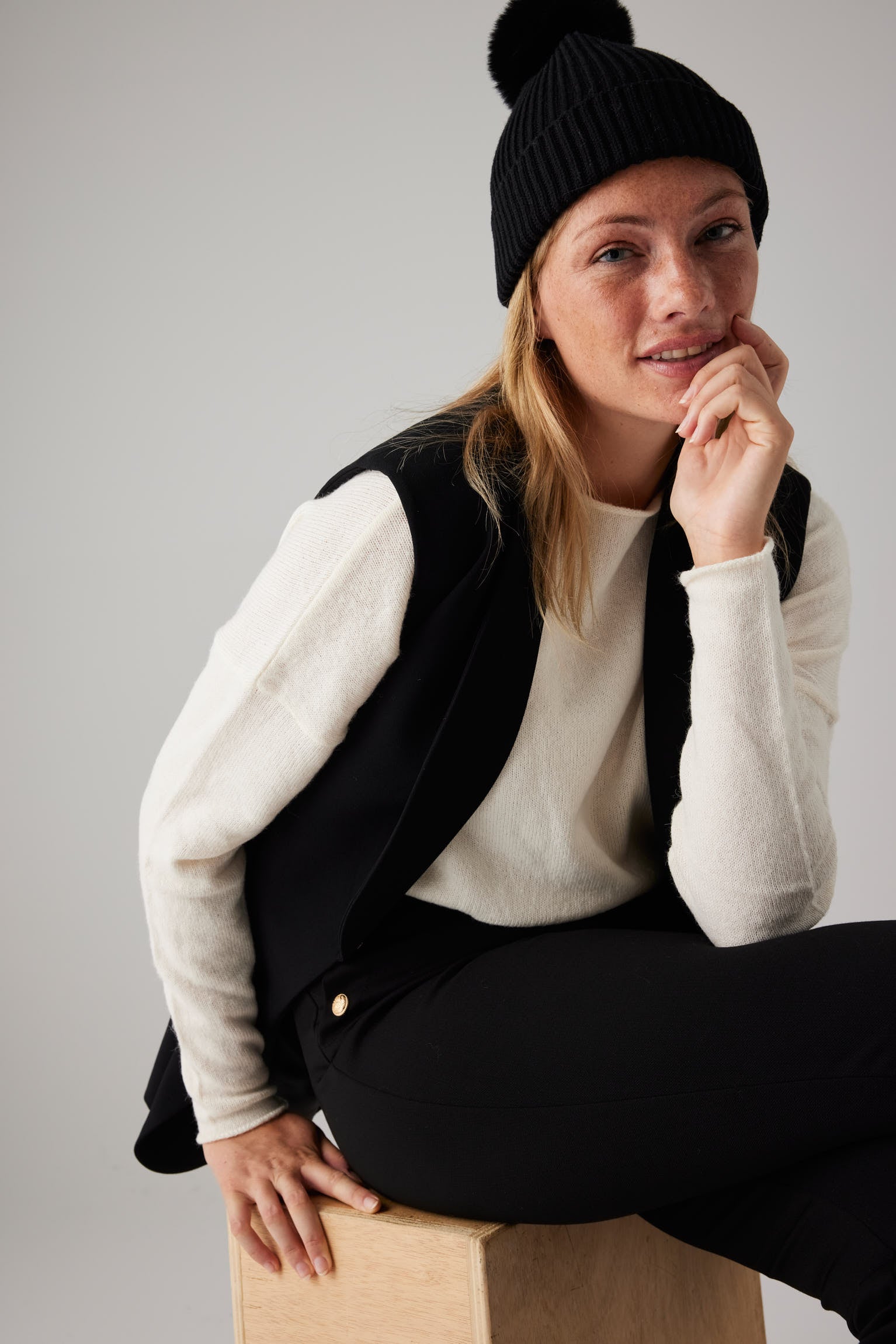 Pantalones rectos detalle botones negro