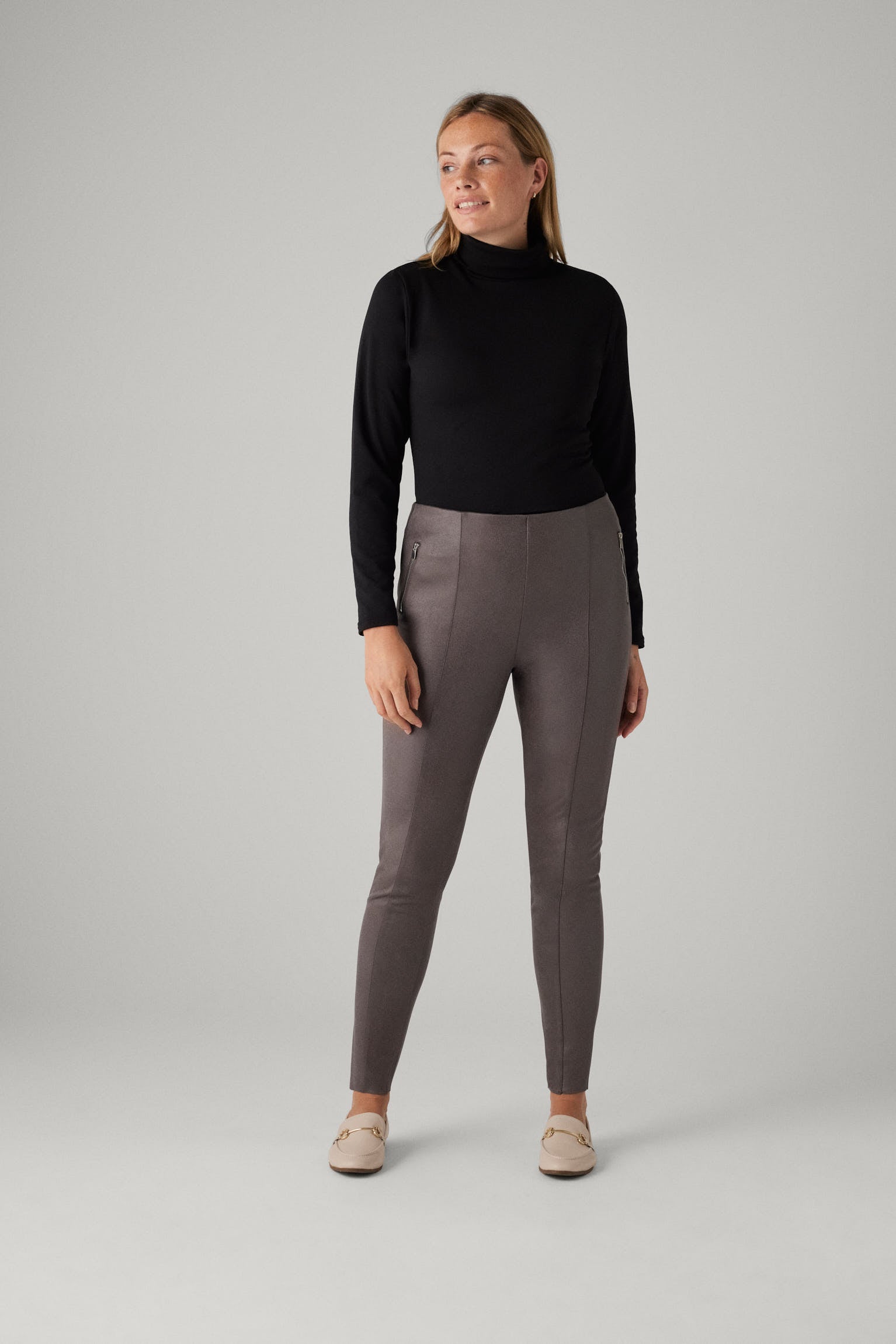 Pantalones efecto metalizado gris