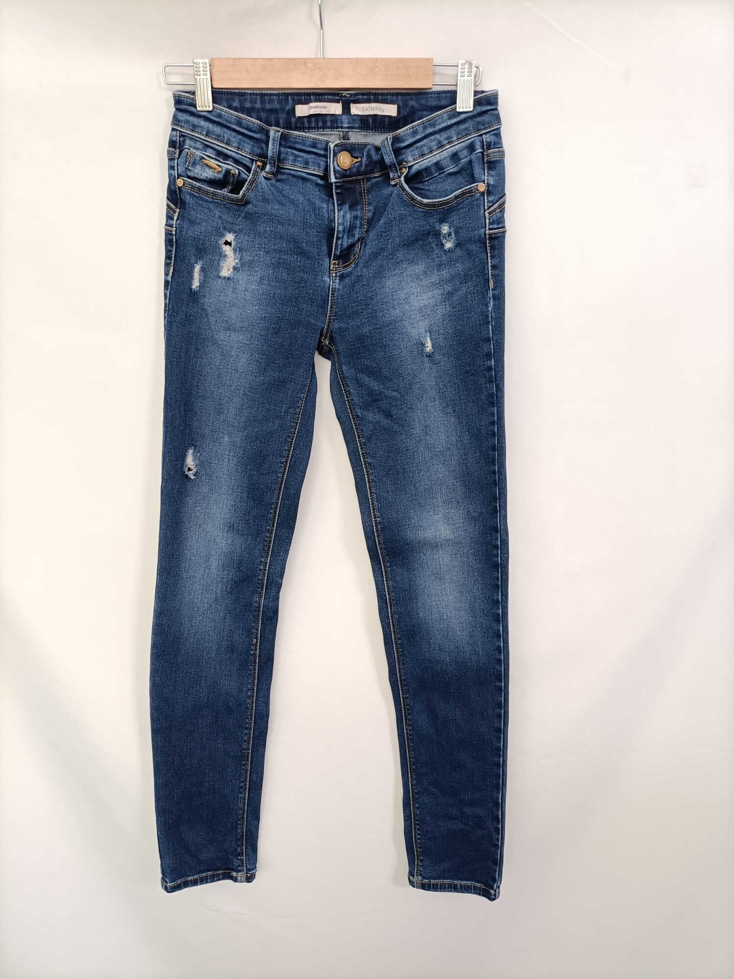 STRADIVARIUS. Pantalón denim rotos T.36