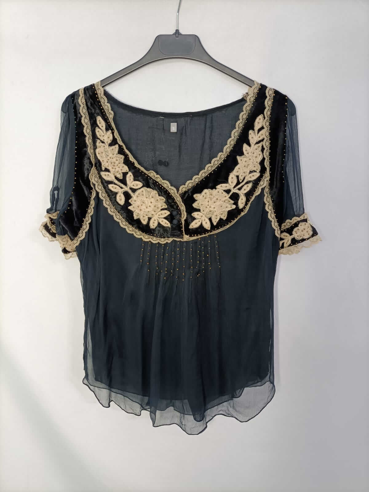 OTRAS. Blusa negra bordada T.s