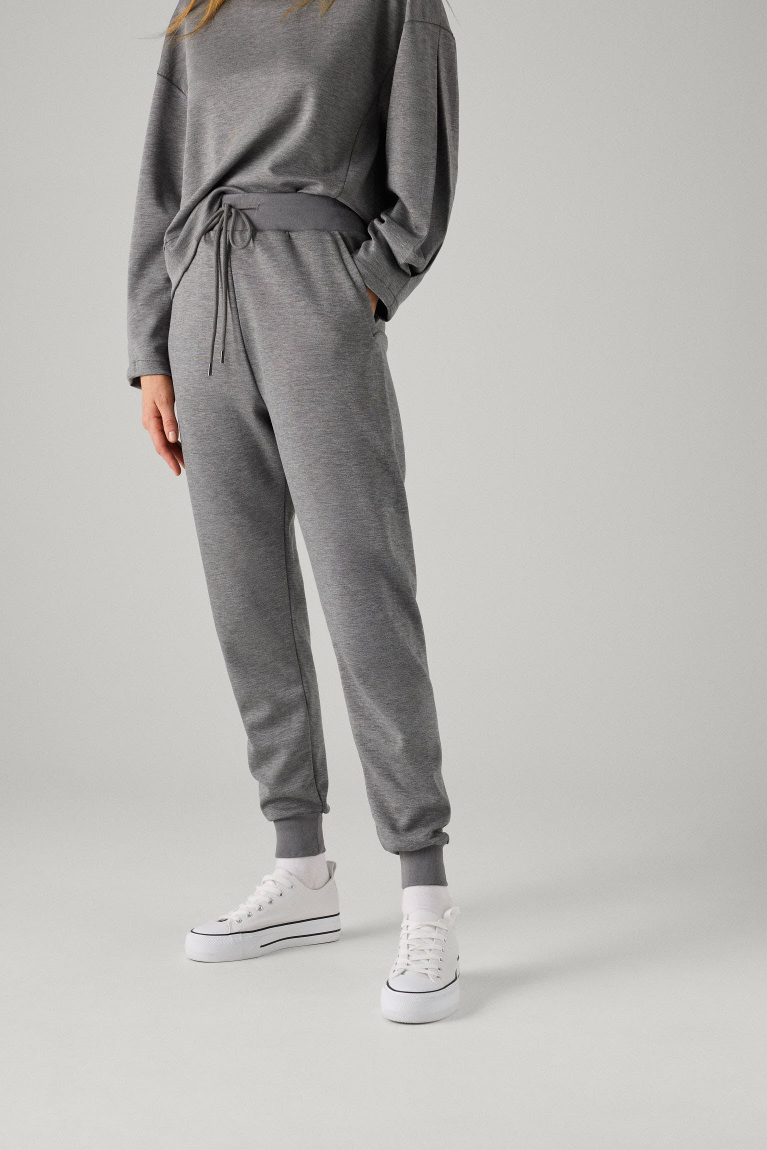 Pantalón jogger tacto suave gris