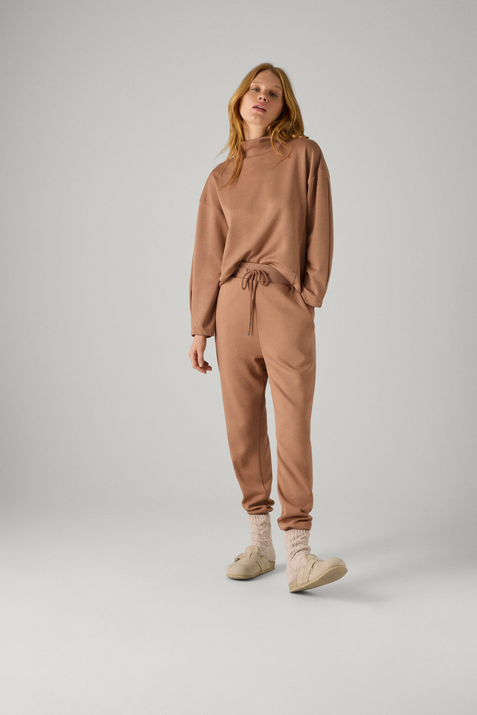 Pantalón jogger tacto suave marrón