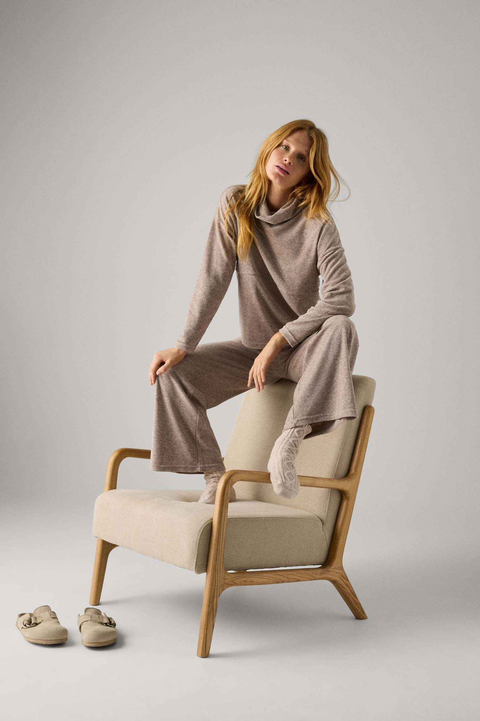 Jersey liso de cuello alto marrón